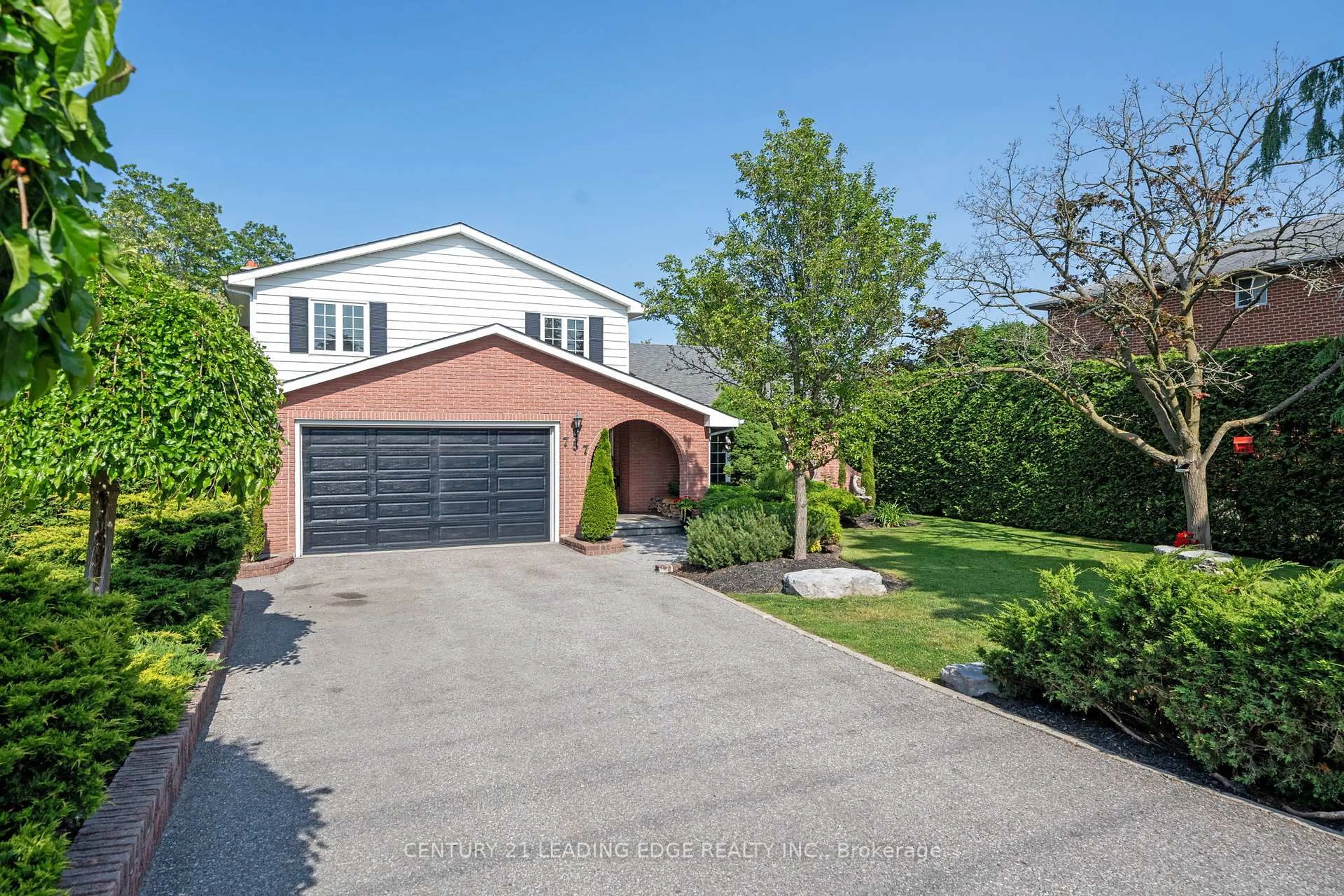 A pic from outside/outdoor area/front of a property/back of a property/a pic from drone, street for 757 Cochrane St, Whitby Ontario L1N 5J7