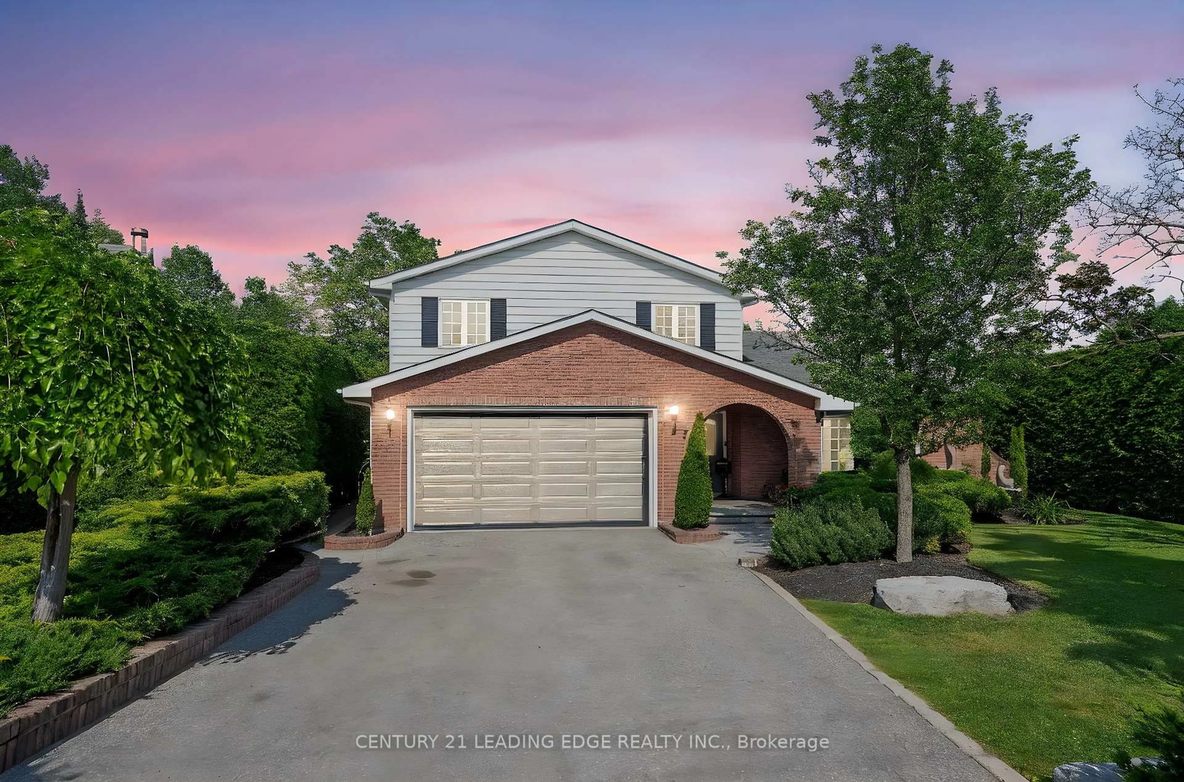 A pic from outside/outdoor area/front of a property/back of a property/a pic from drone, street for 757 Cochrane St, Whitby Ontario L1N 5J7