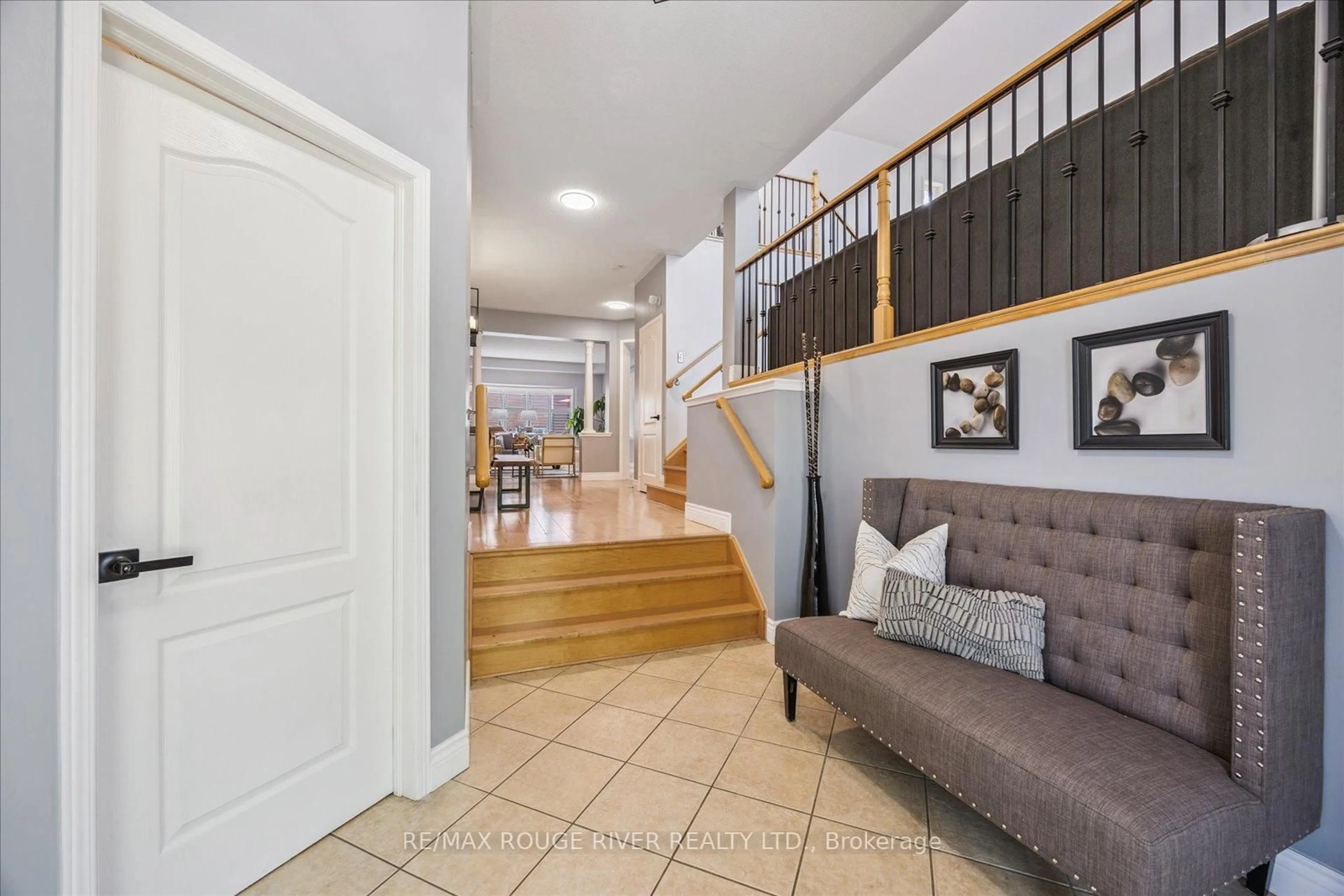 Indoor foyer for 94 Muscat Cres, Ajax Ontario L1Z 0B7