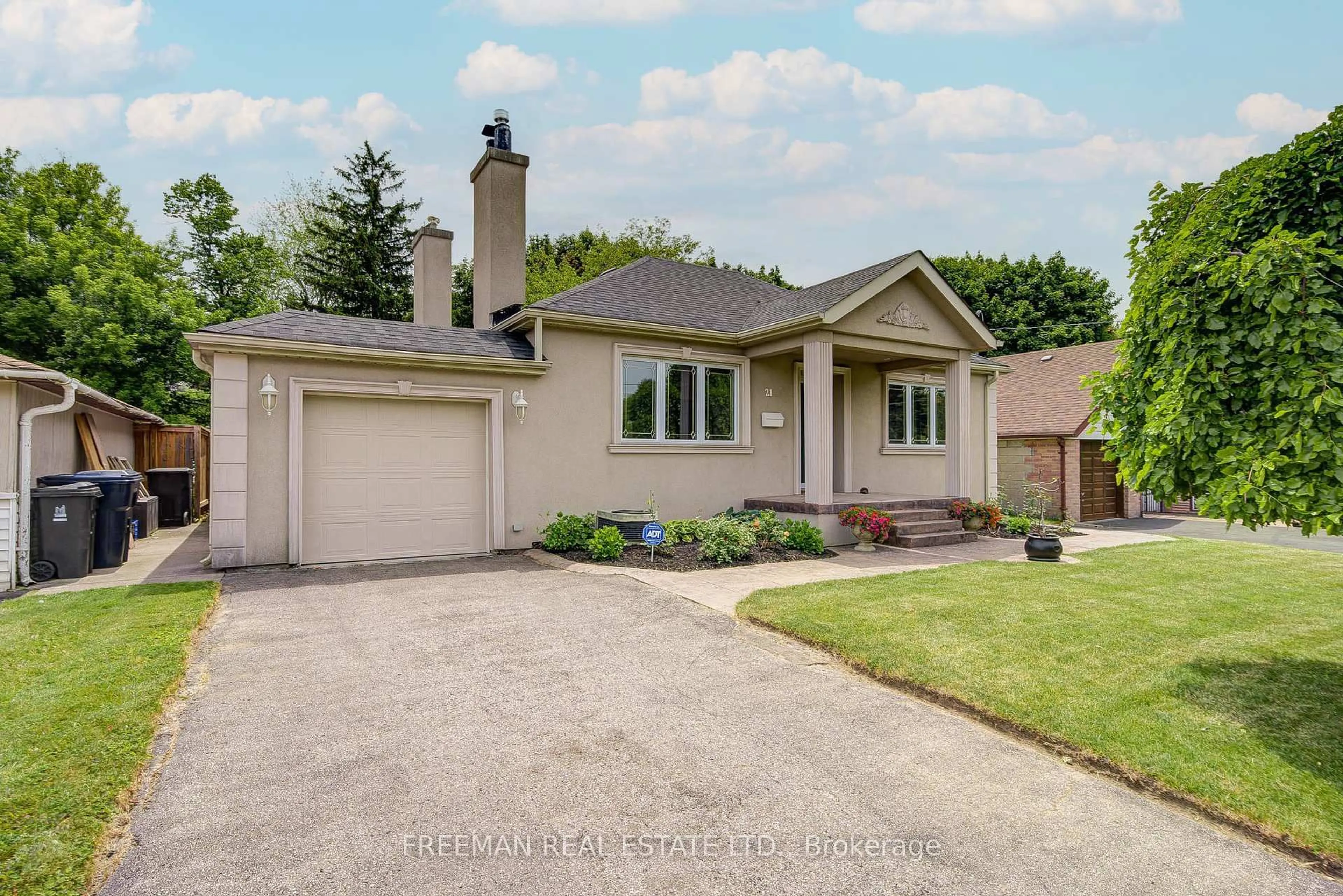 Home with vinyl exterior material, street for 21 Martindale Rd, Toronto Ontario M1M 2B8