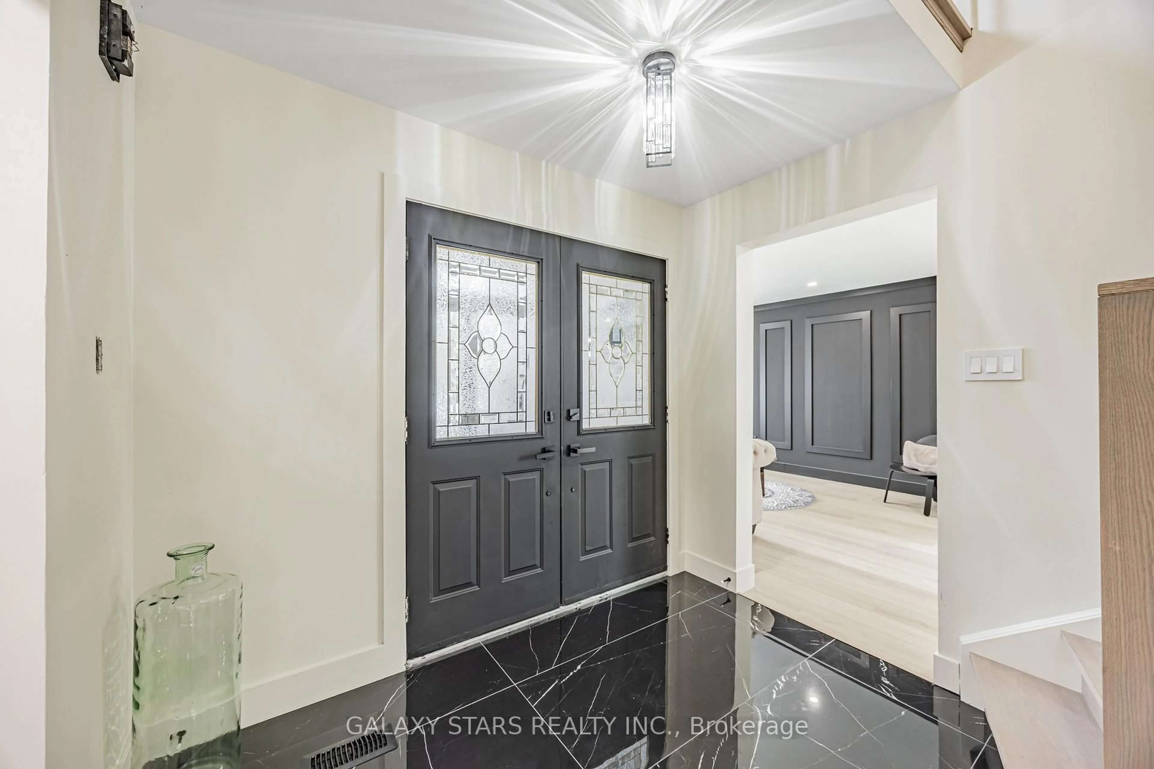 Indoor entryway for 41 Jason Dr, Whitby Ontario L1R 1L1