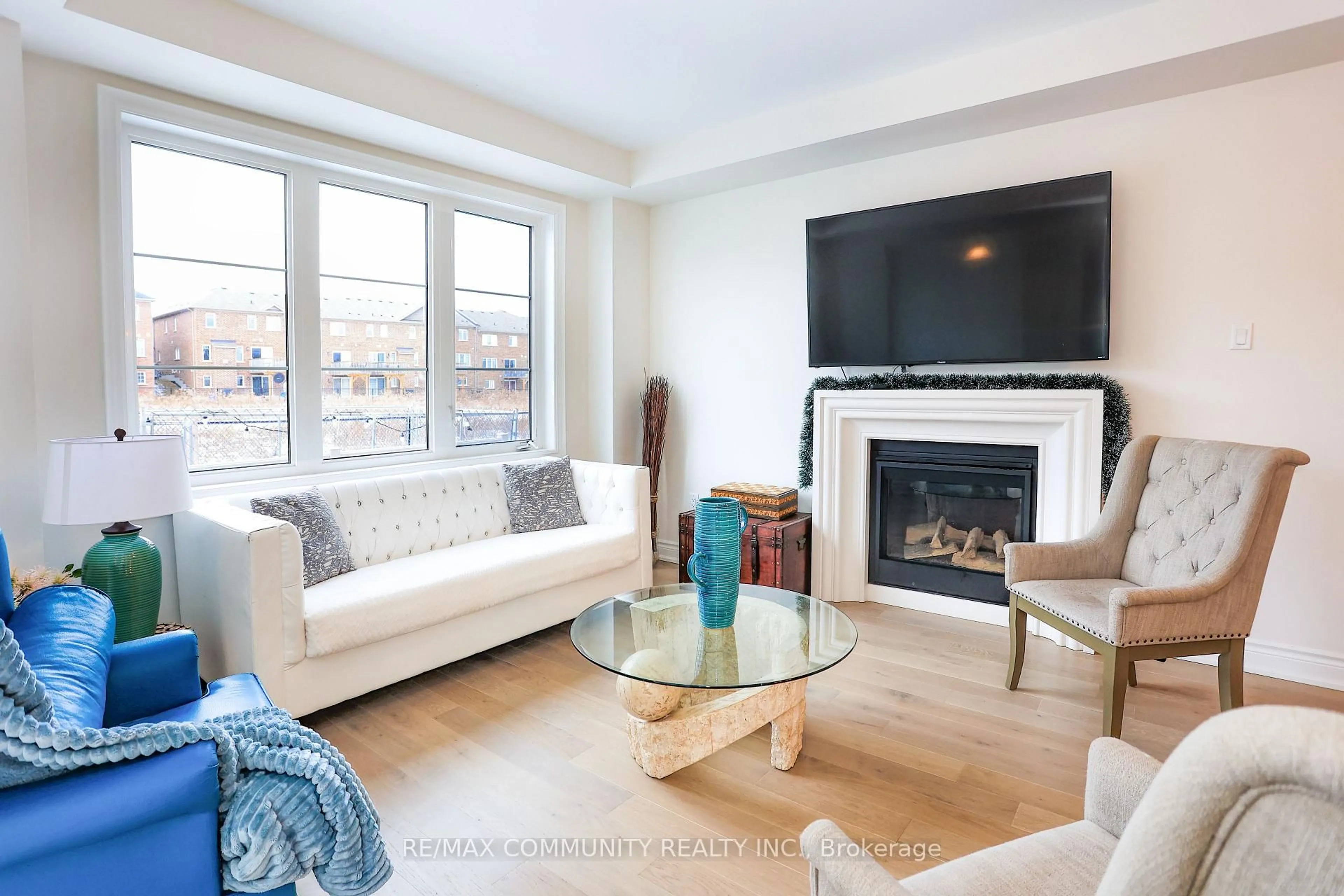 Living room with furniture, wood/laminate floor for 1024 Skyridge Blvd, Pickering Ontario L1X 0G5