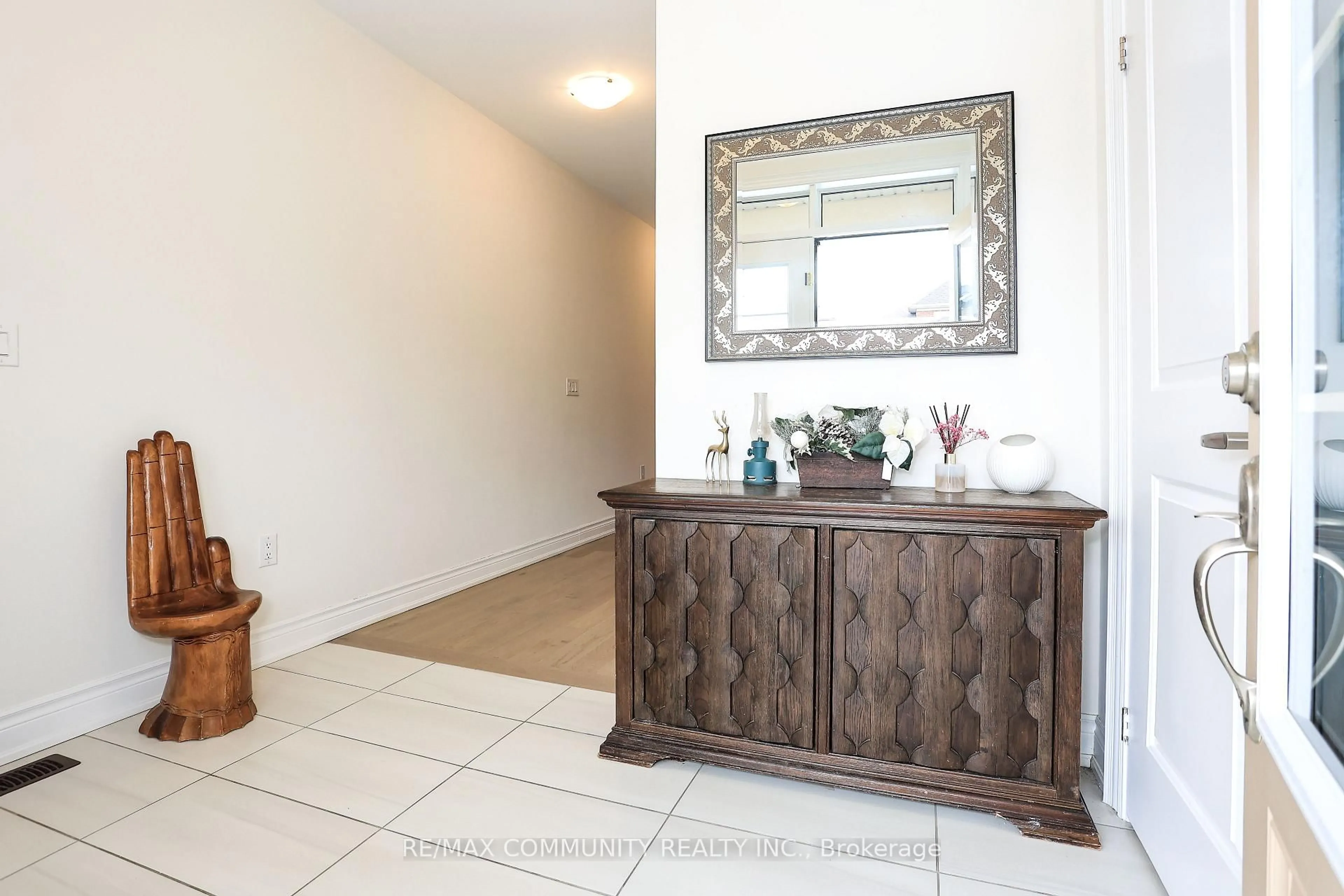 Indoor entryway for 1024 Skyridge Blvd, Pickering Ontario L1X 0G5