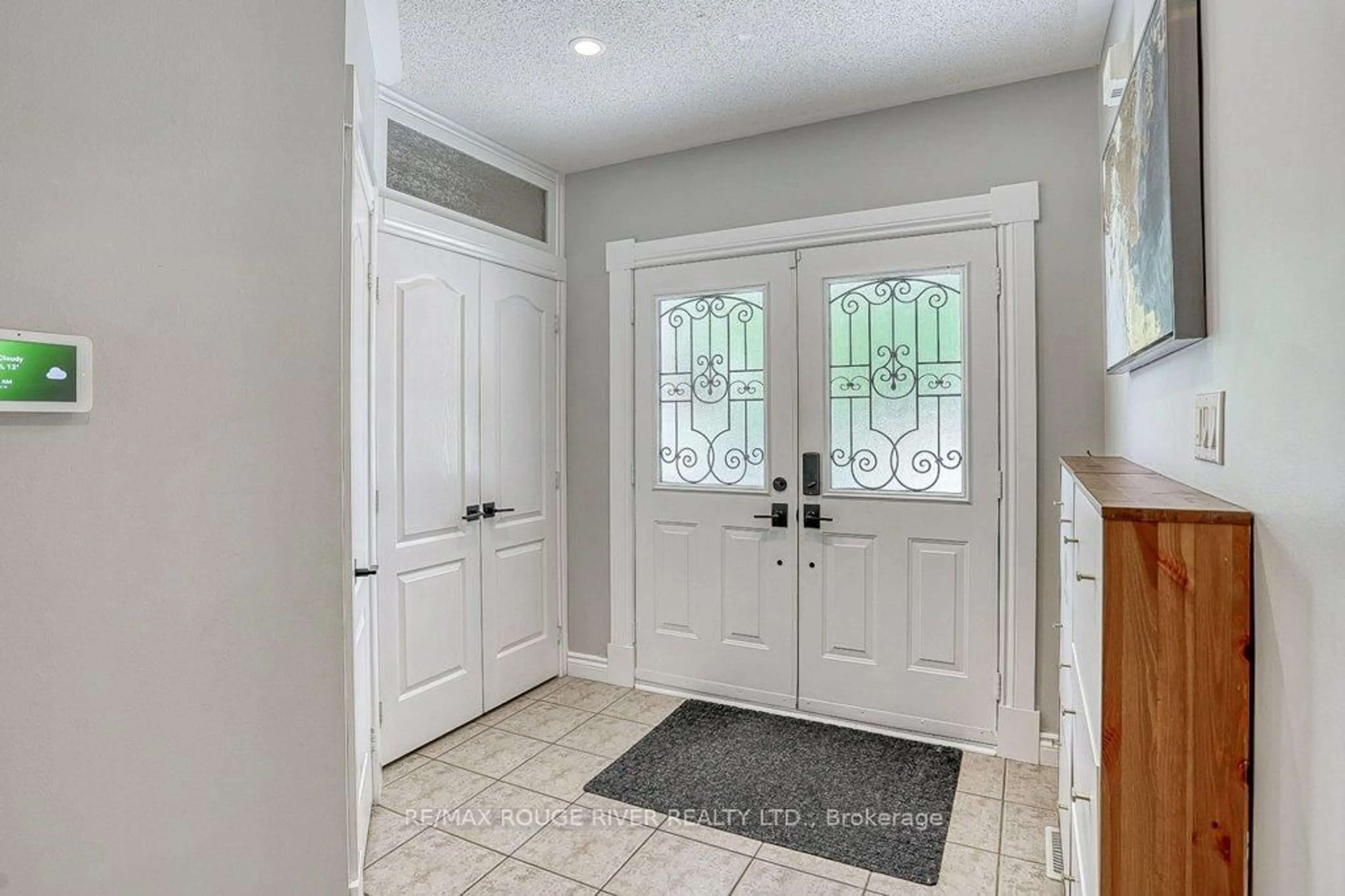 Indoor entryway for 58 Dadson Dr, Clarington Ontario L1C 5J1