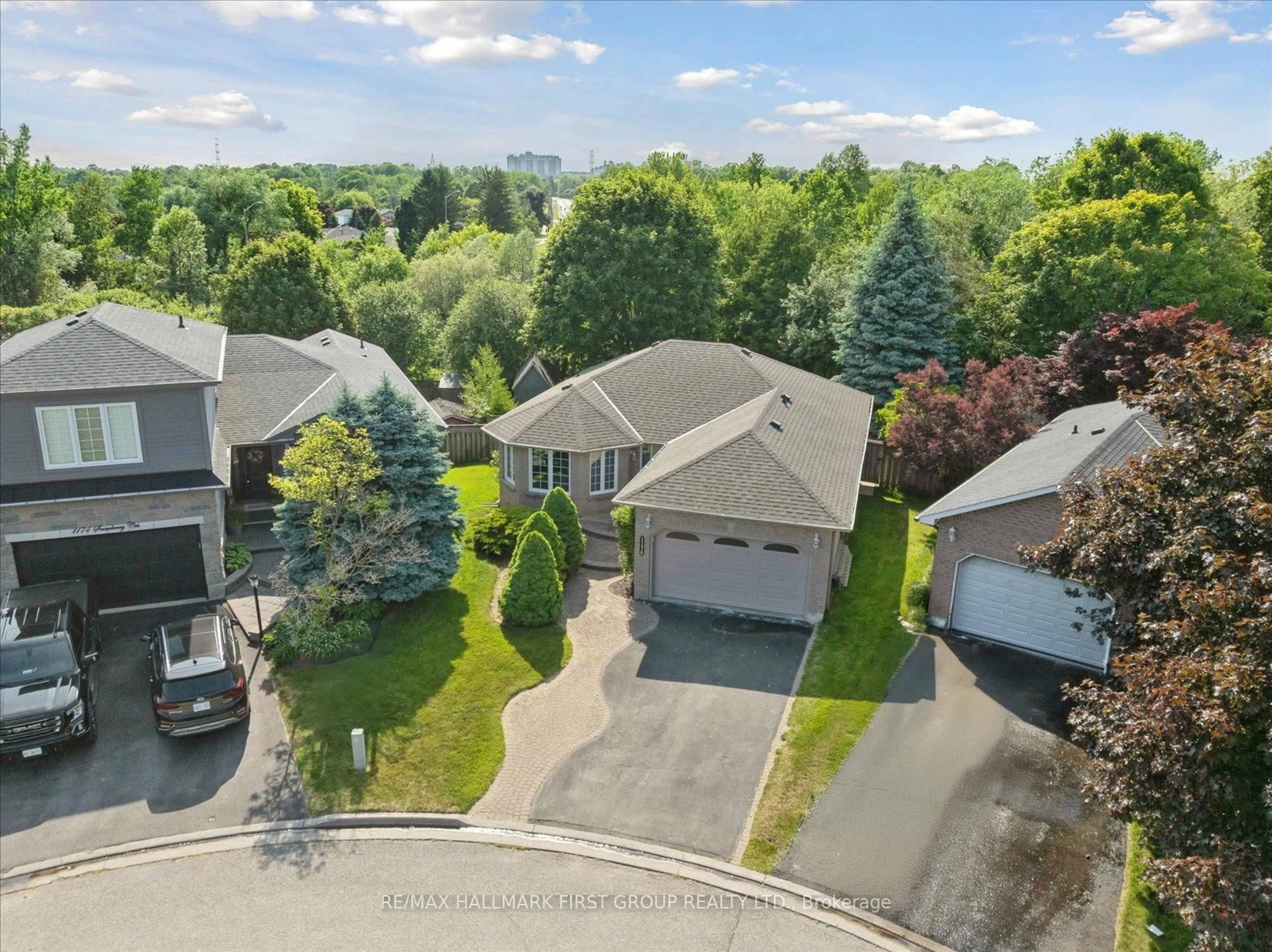 A pic from outside/outdoor area/front of a property/back of a property/a pic from drone, street for 1170 Snowberry Crt, Oshawa Ontario L1K 2J3