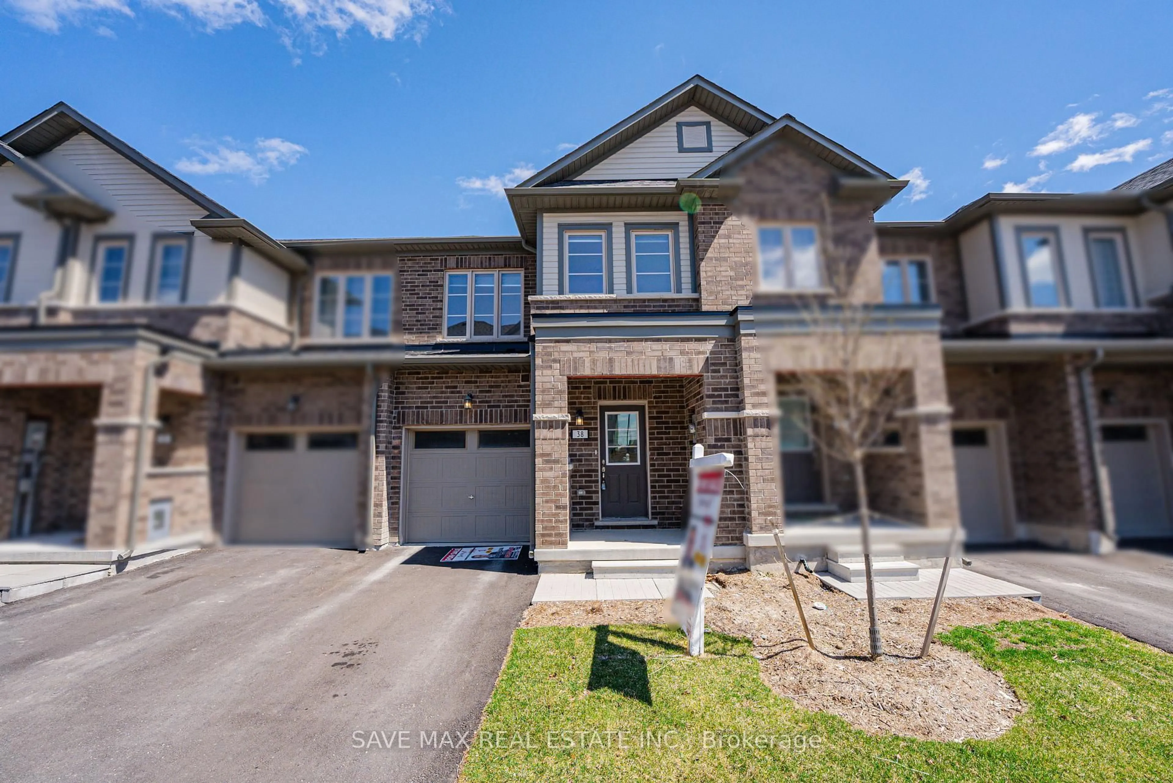 A pic from outside/outdoor area/front of a property/back of a property/a pic from drone, street for 38 Senay Circ, Clarington Ontario L1E 2S2