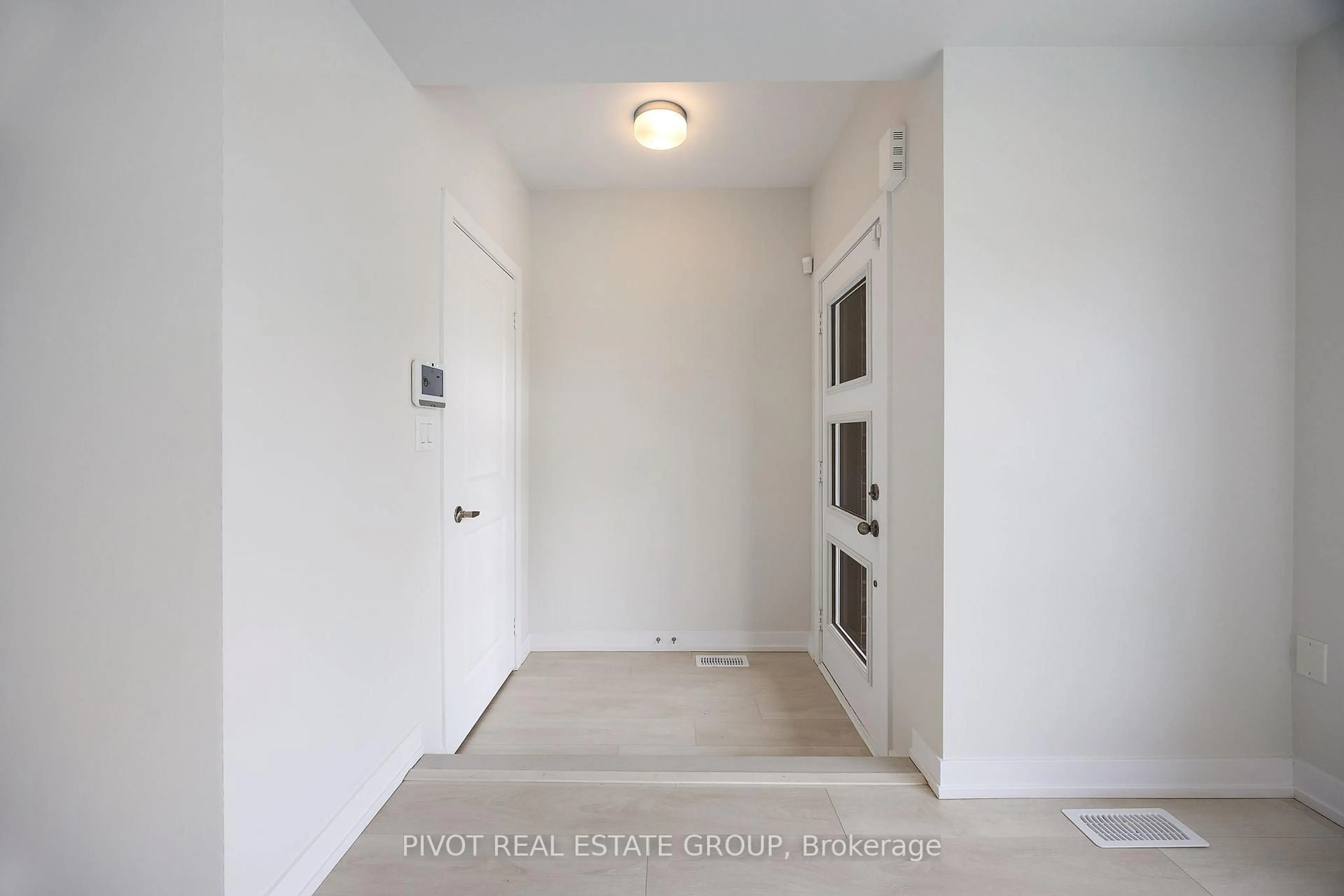 Indoor entryway for 140 Brockley Dr, Toronto Ontario M1P 0G3