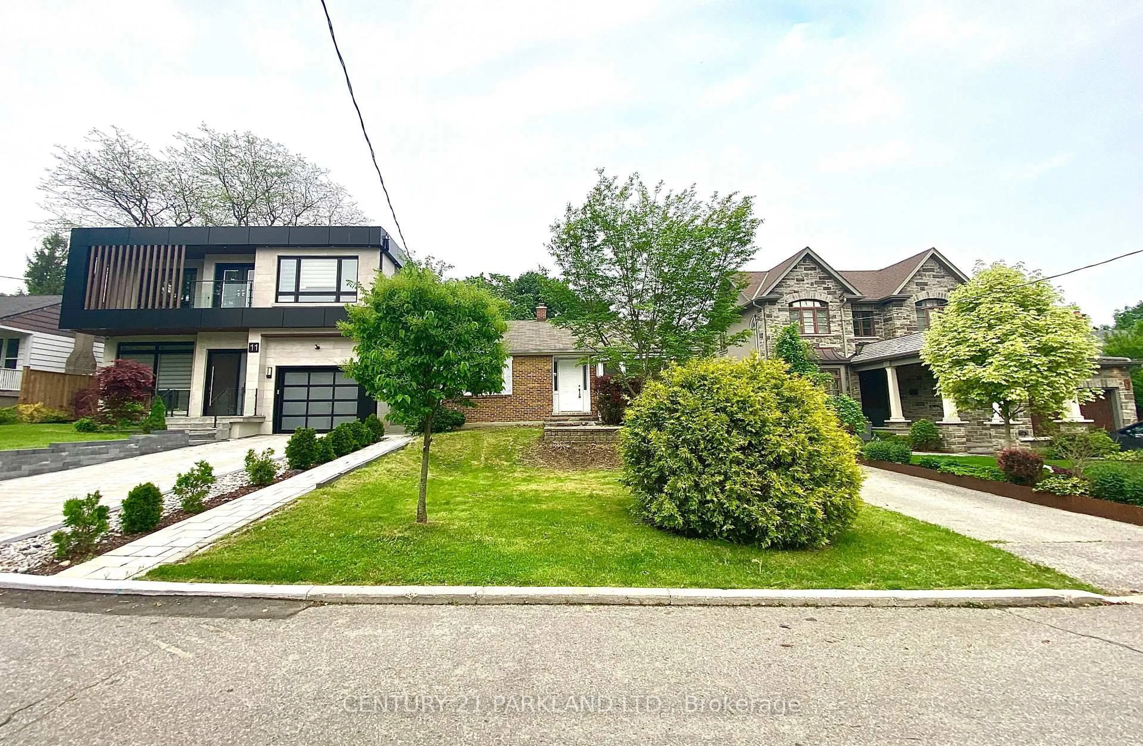 A pic from outside/outdoor area/front of a property/back of a property/a pic from drone, street for 9 Brooklawn Ave, Toronto Ontario M1M 2P3