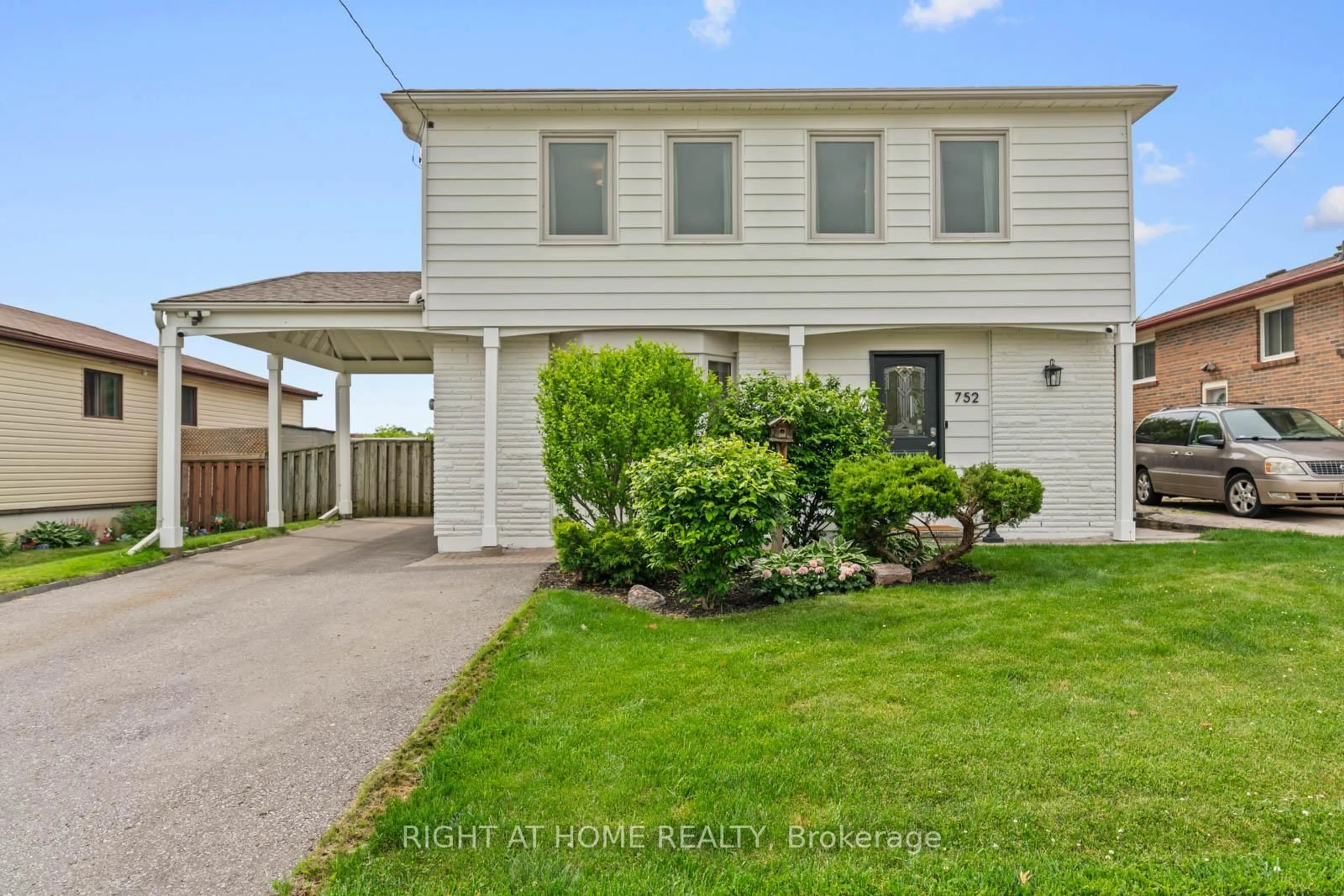 A pic from outside/outdoor area/front of a property/back of a property/a pic from drone, street for 752 Breezy Dr, Pickering Ontario L1W 2X7
