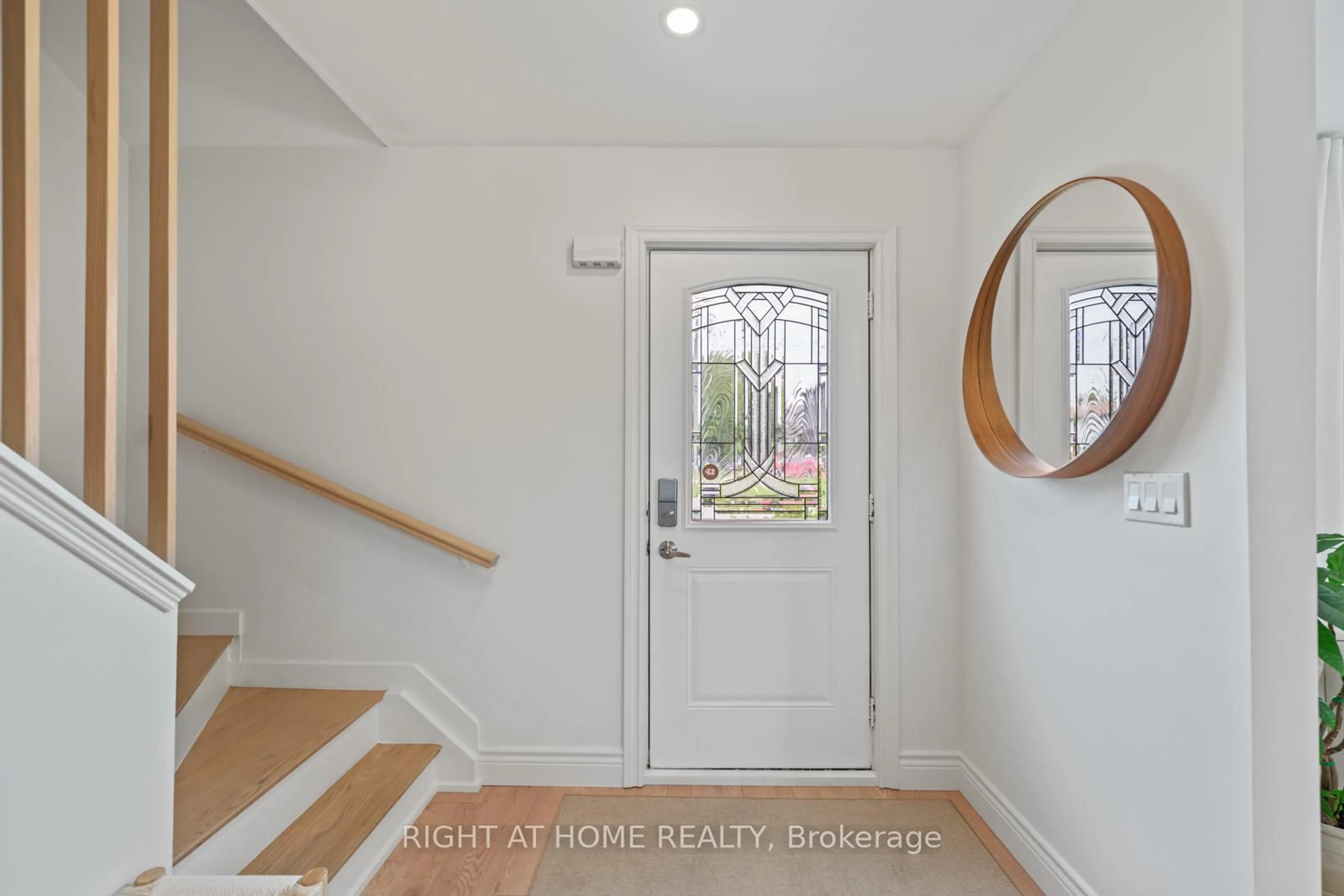 Indoor entryway for 752 Breezy Dr, Pickering Ontario L1W 2X7