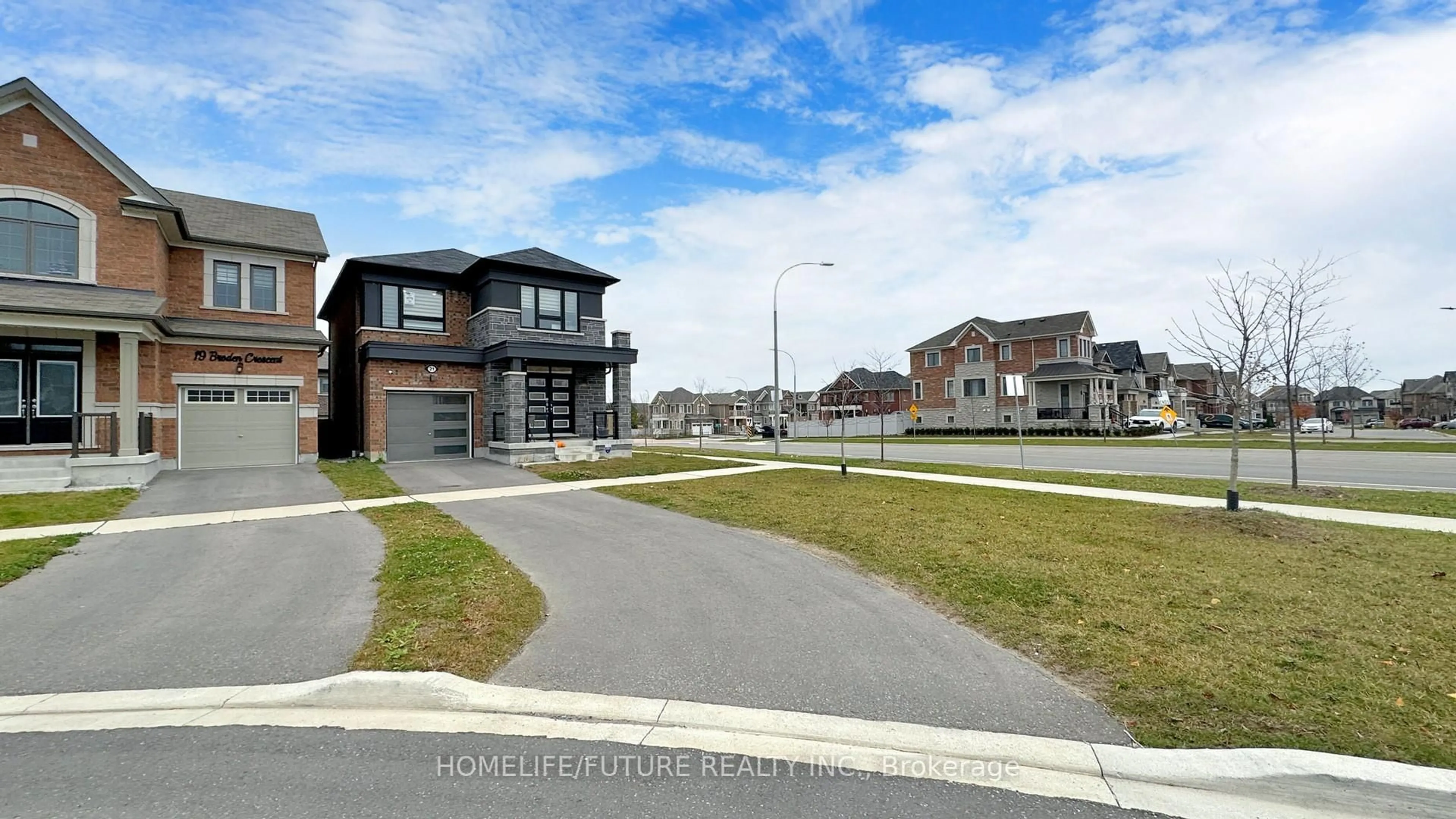 A pic from outside/outdoor area/front of a property/back of a property/a pic from drone, street for 21 Broden Cres, Whitby Ontario L1P 0M1