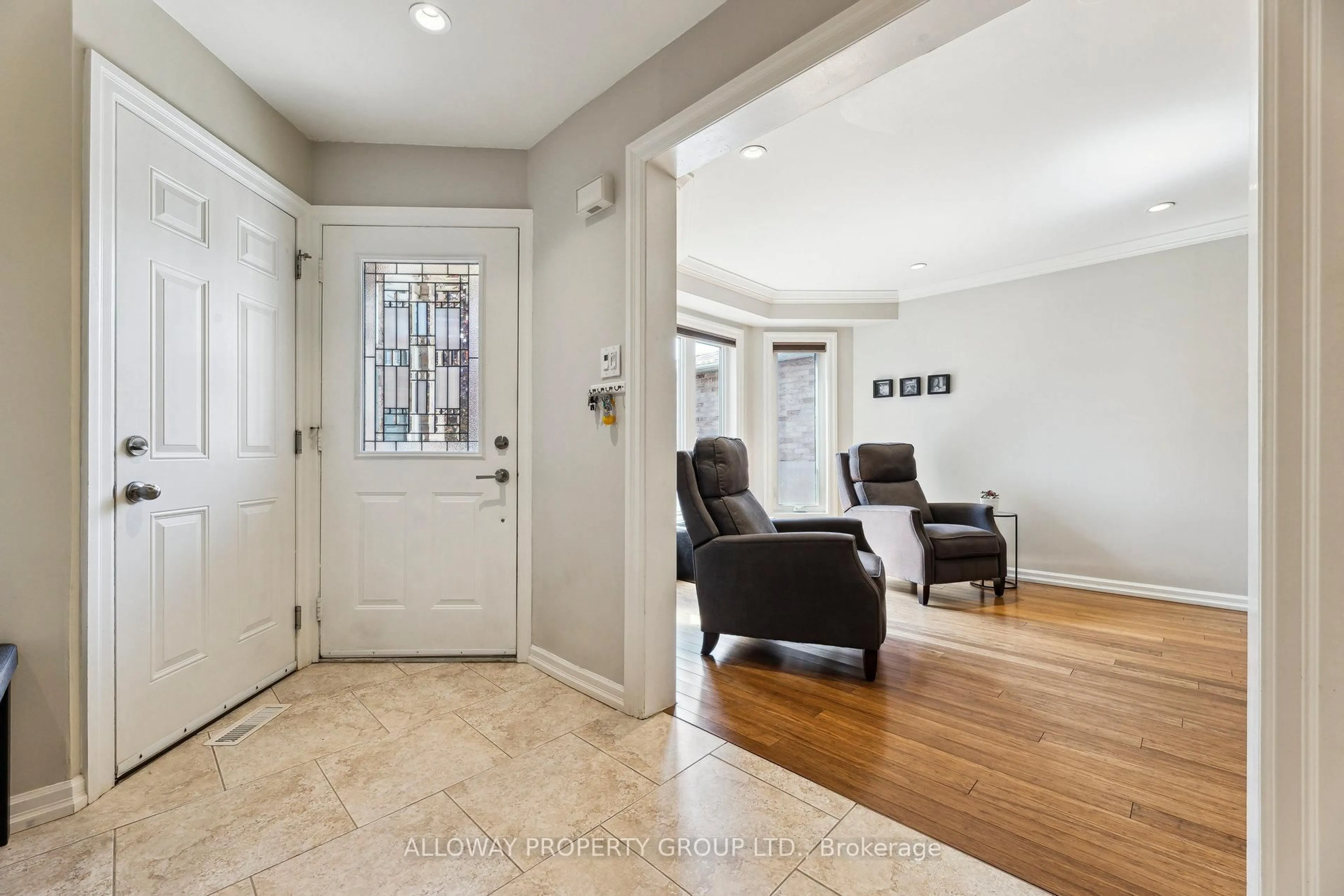 Indoor entryway for 1619 Deerbrook Dr, Pickering Ontario L1V 5B8