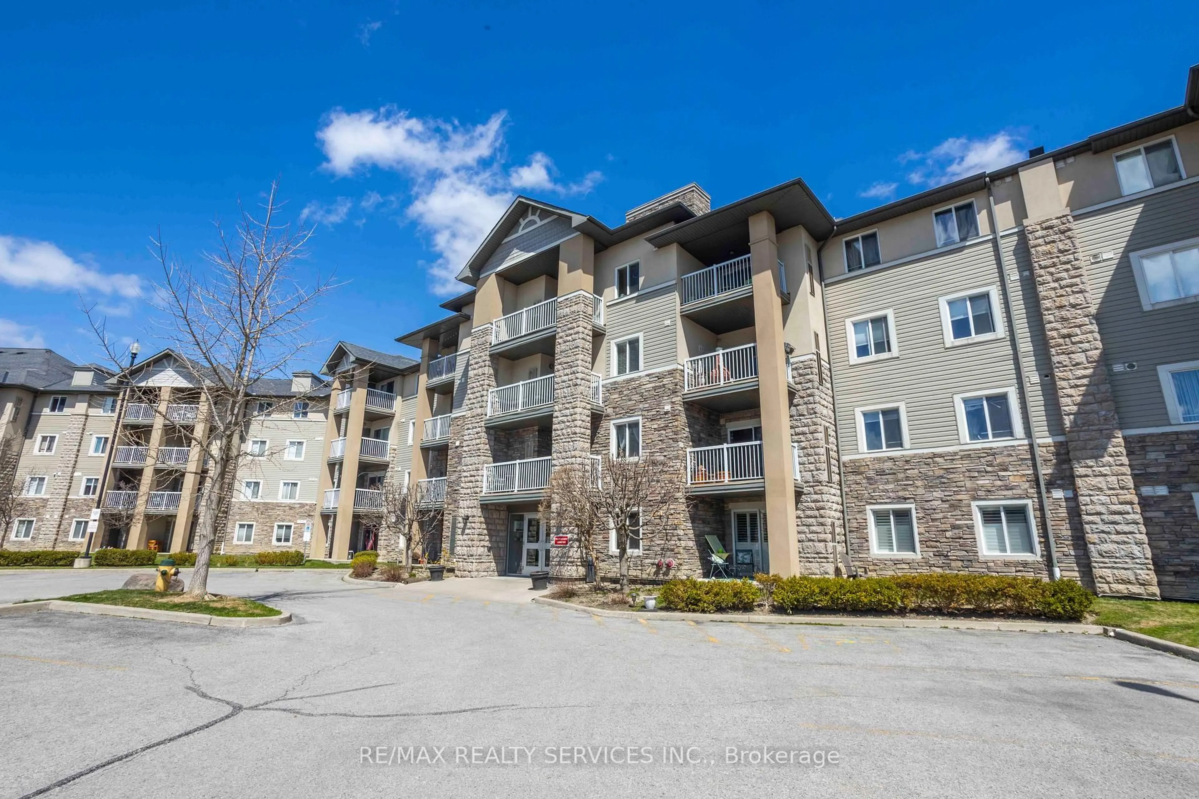 Patio, building for 684 Warden Ave #301, Toronto Ontario M1L 4W4
