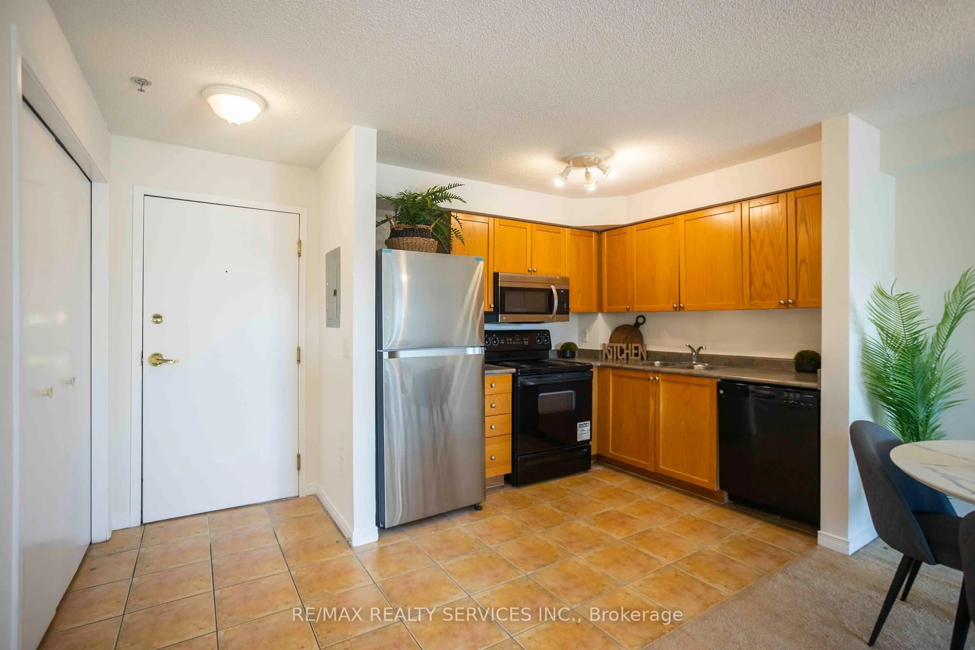 Standard kitchen, ceramic/tile floor for 684 Warden Ave #301, Toronto Ontario M1L 4W4