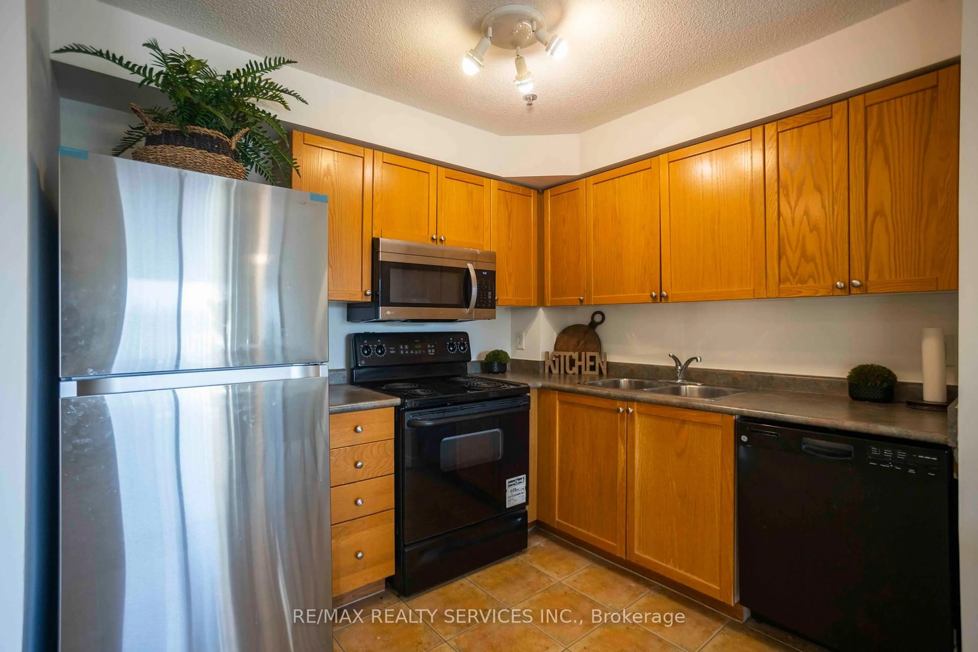 Standard kitchen, unknown for 684 Warden Ave #301, Toronto Ontario M1L 4W4