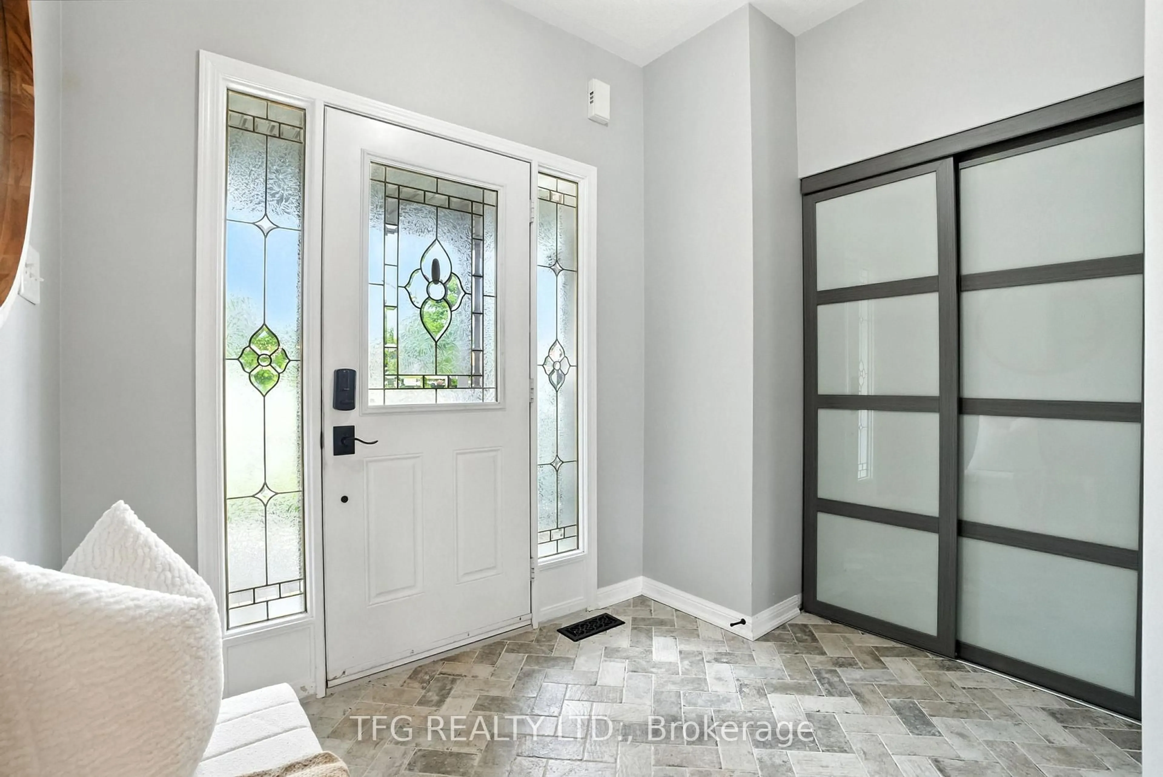 Indoor entryway for 900 Ormond Dr, Oshawa Ontario L1K 3C2