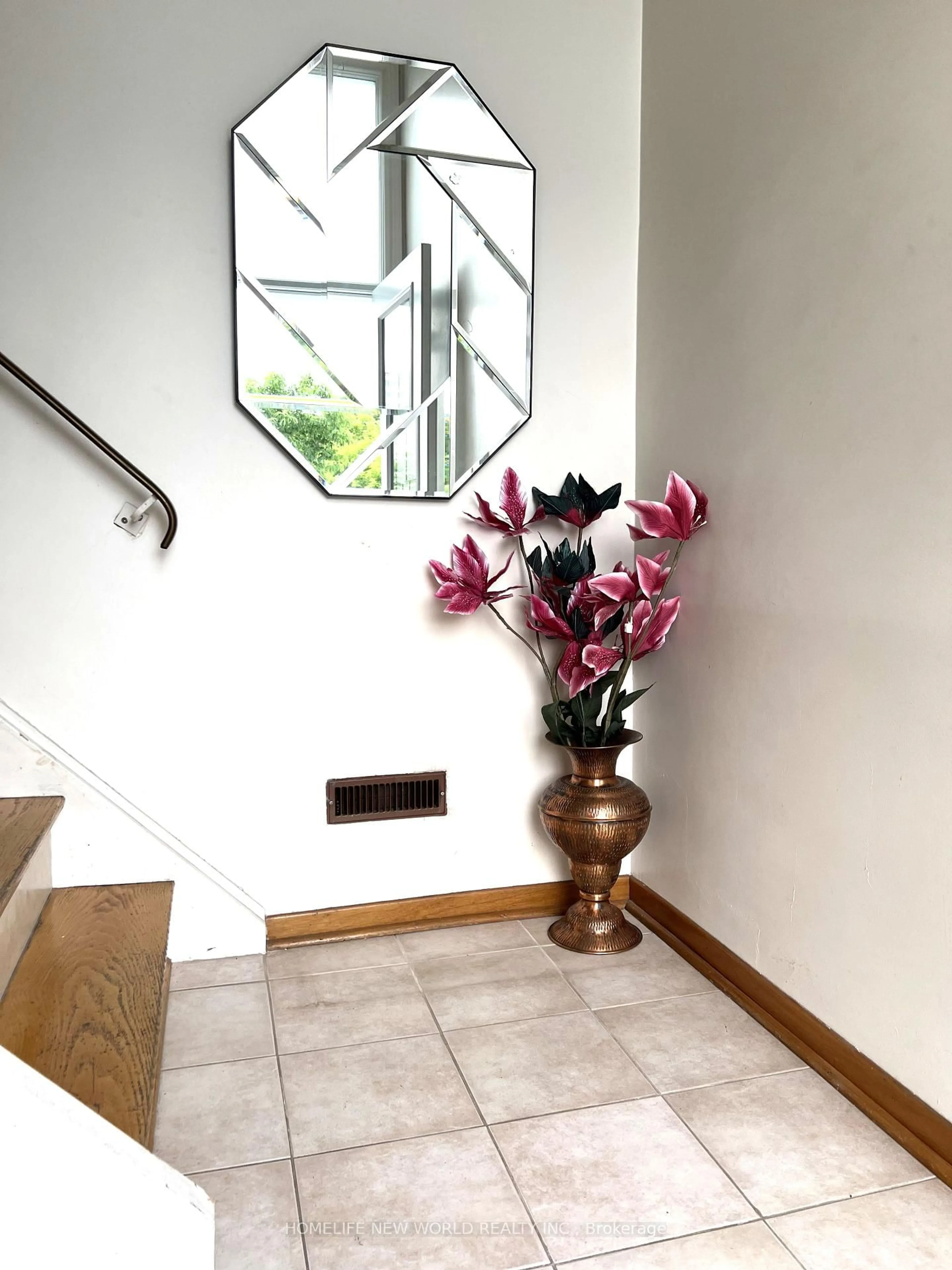 Indoor foyer for 2A Fairglen Ave, Toronto Ontario M1T 1G7