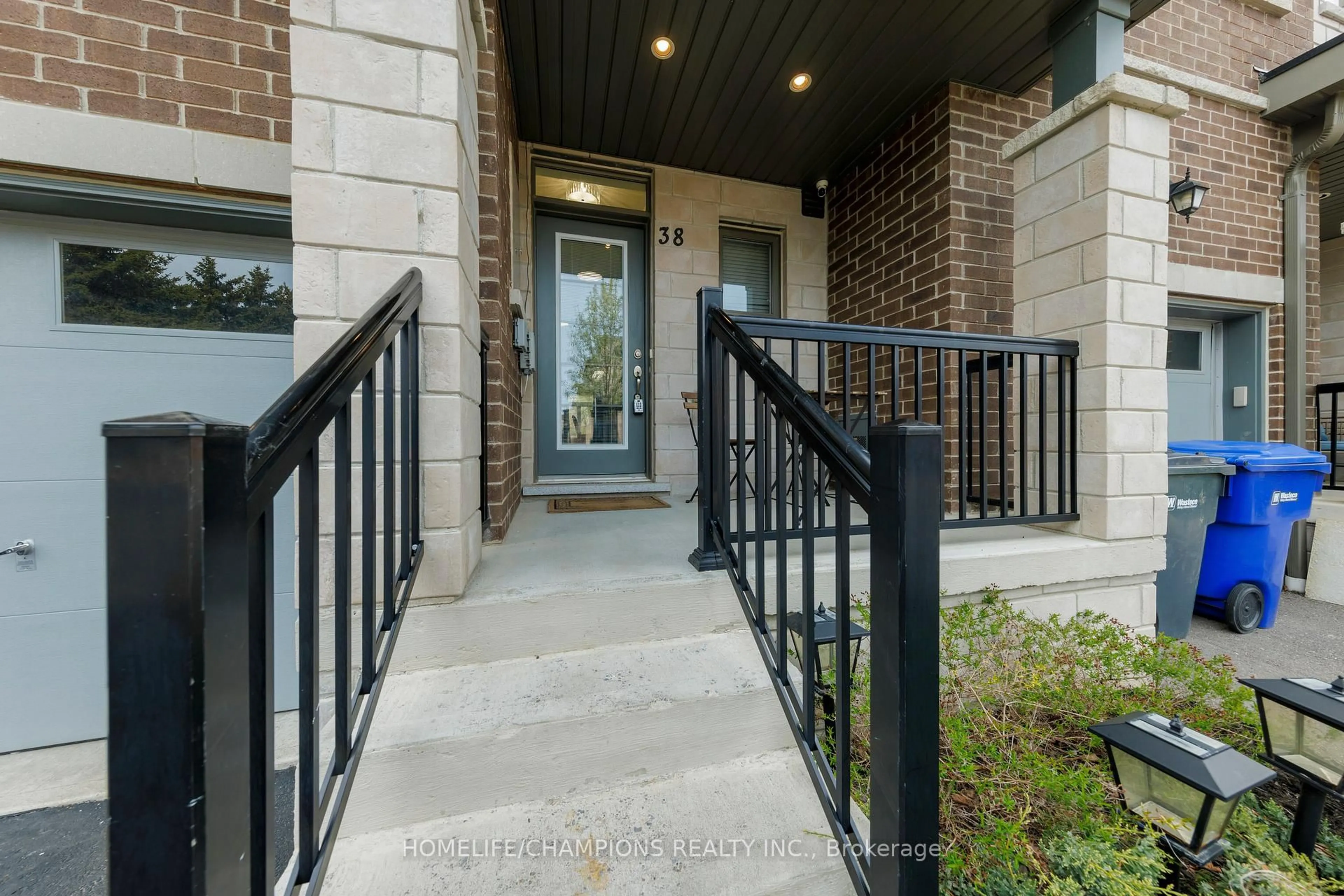 Indoor entryway for 38 Longshore Way, Whitby Ontario L1N 0M1
