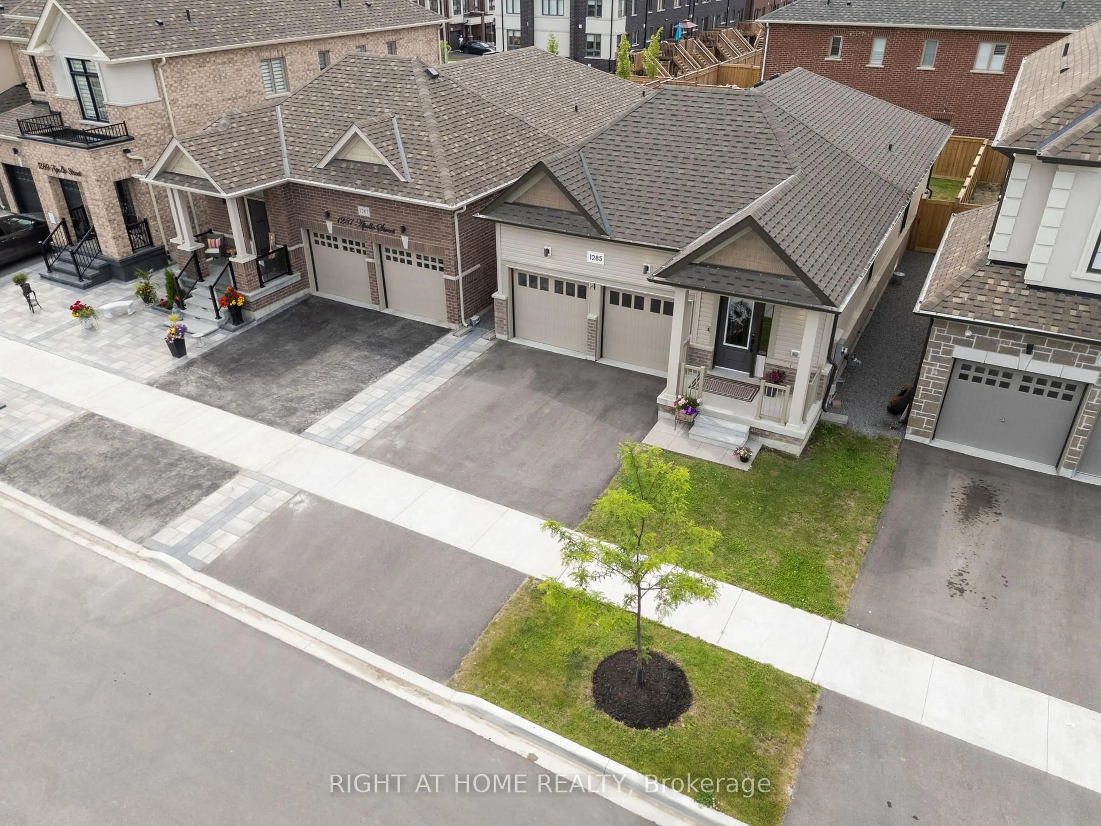 A pic from outside/outdoor area/front of a property/back of a property/a pic from drone, street for 1285 Apollo St, Oshawa Ontario L1K 3E7