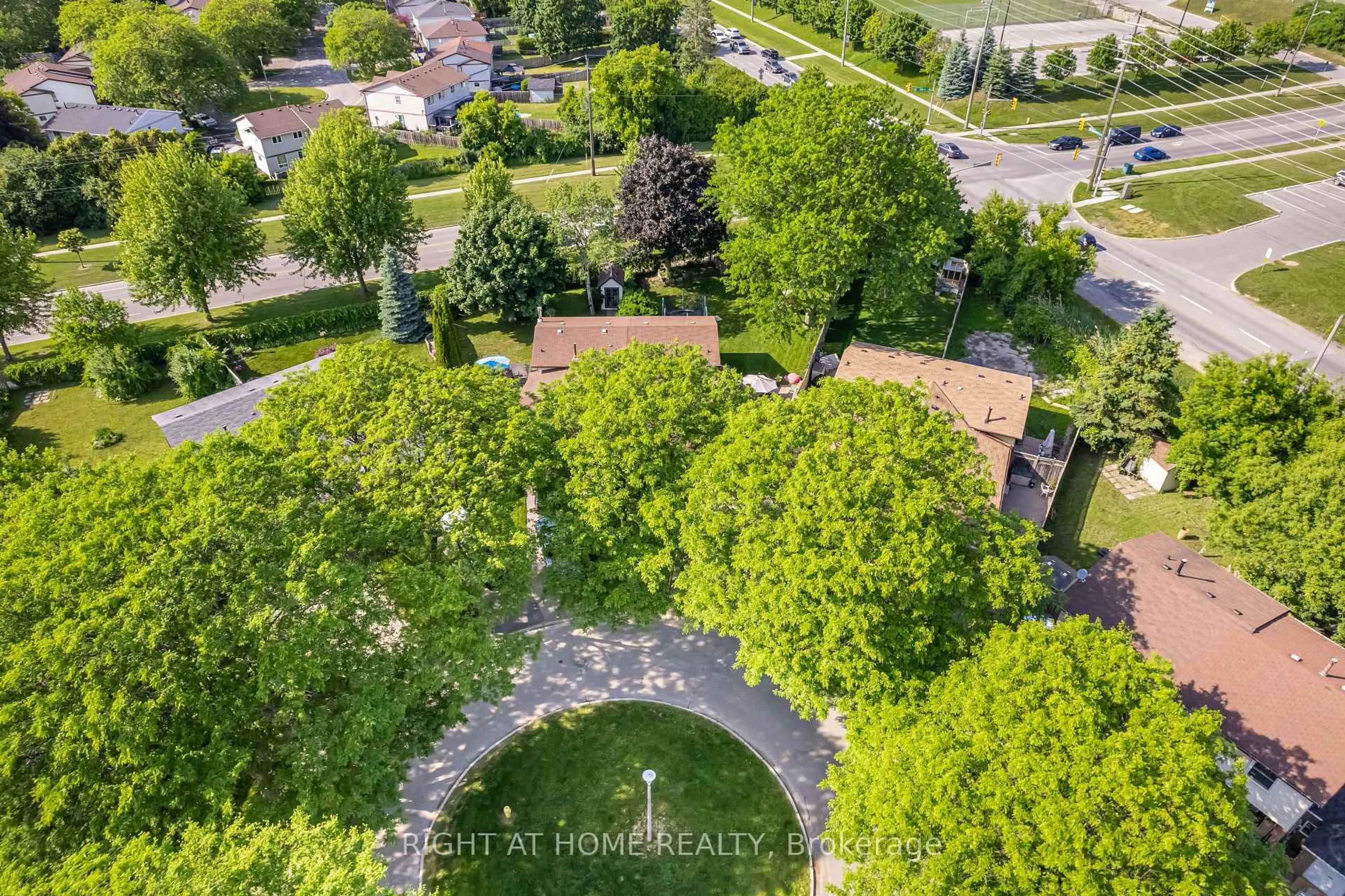 A pic from outside/outdoor area/front of a property/back of a property/a pic from drone, street for 283 Shamrock Crt, Oshawa Ontario L1J 6X9