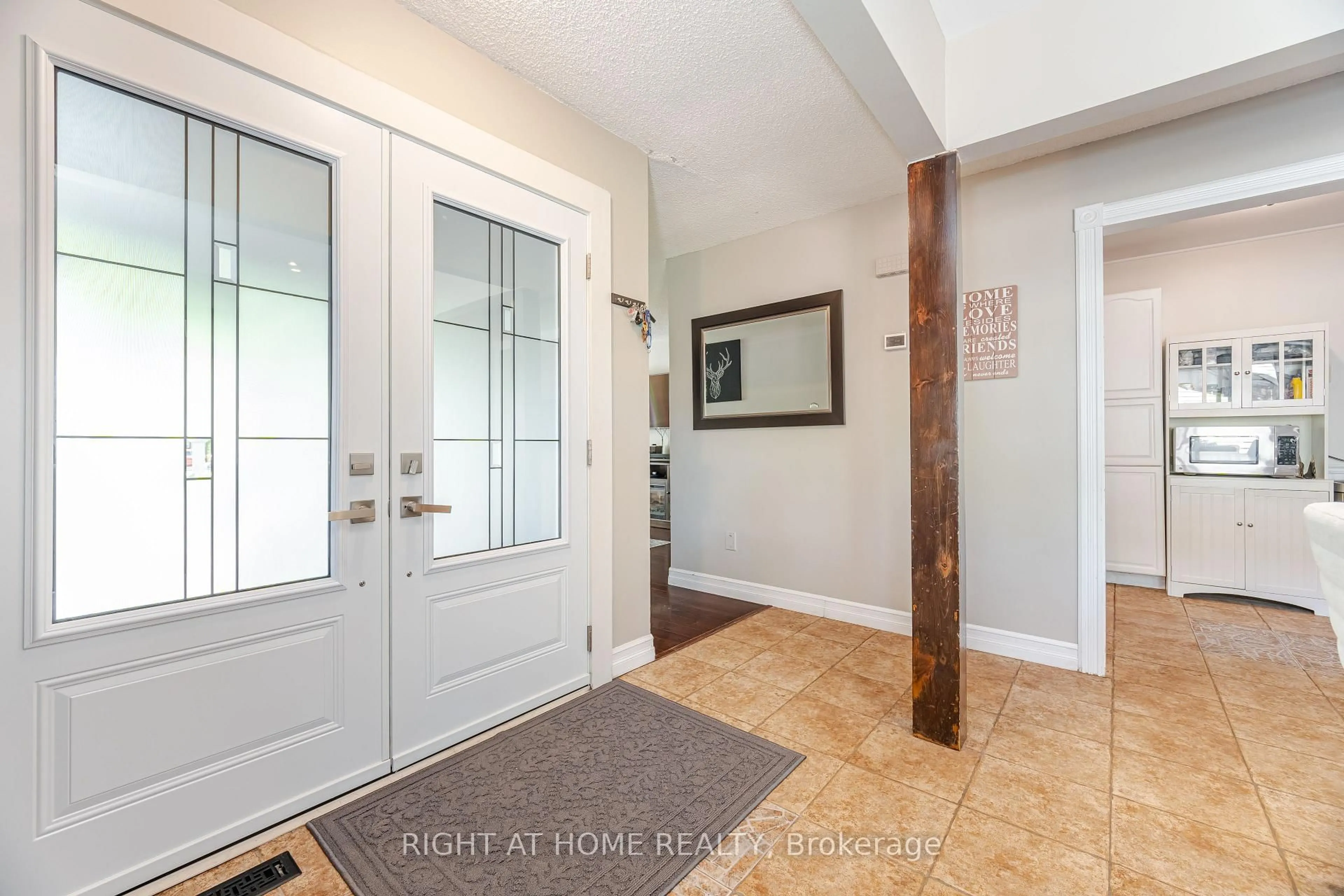 Indoor entryway for 283 Shamrock Crt, Oshawa Ontario L1J 6X9