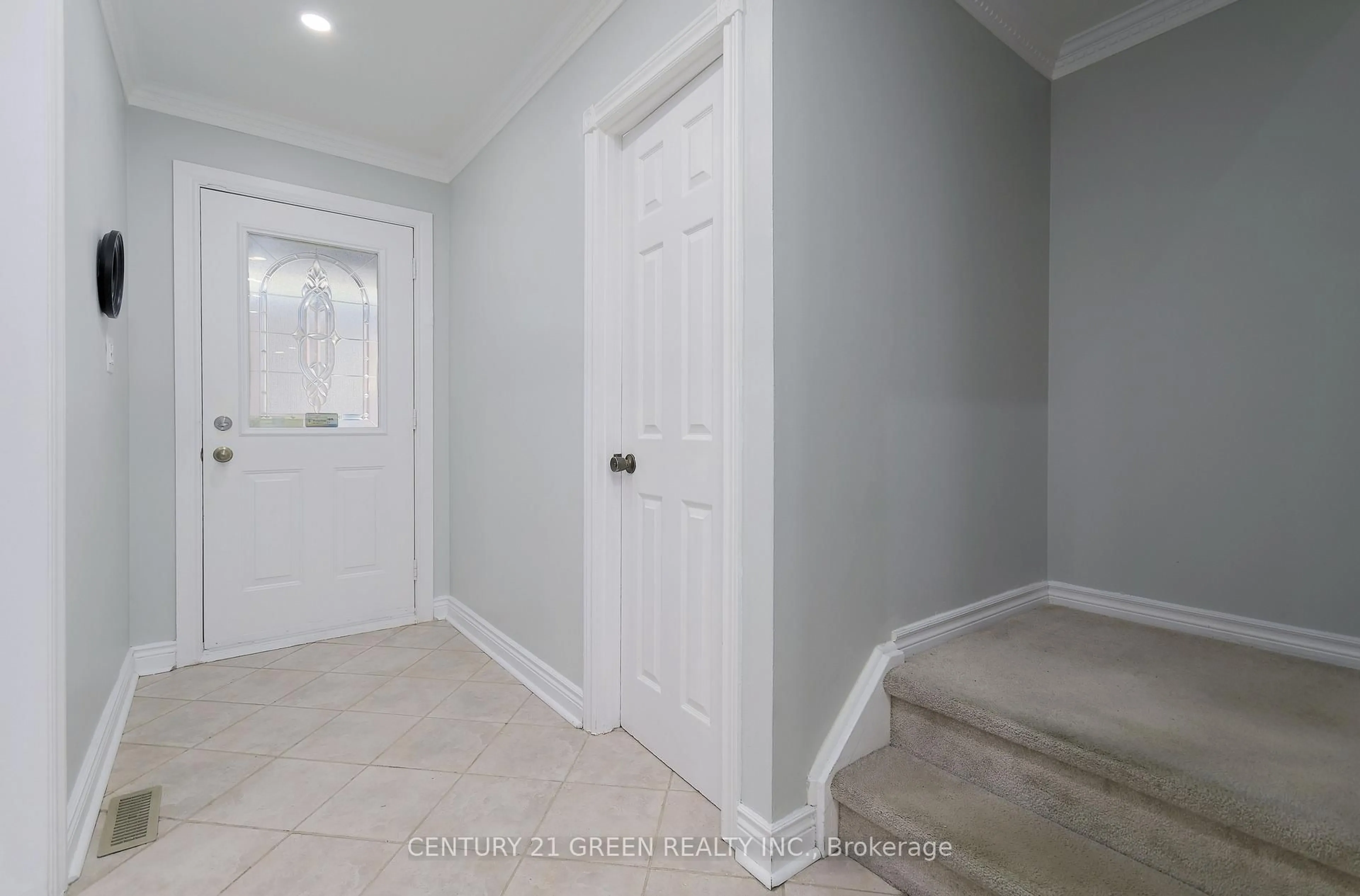 Indoor entryway for 719 Military Tr, Toronto Ontario M1E 4P6