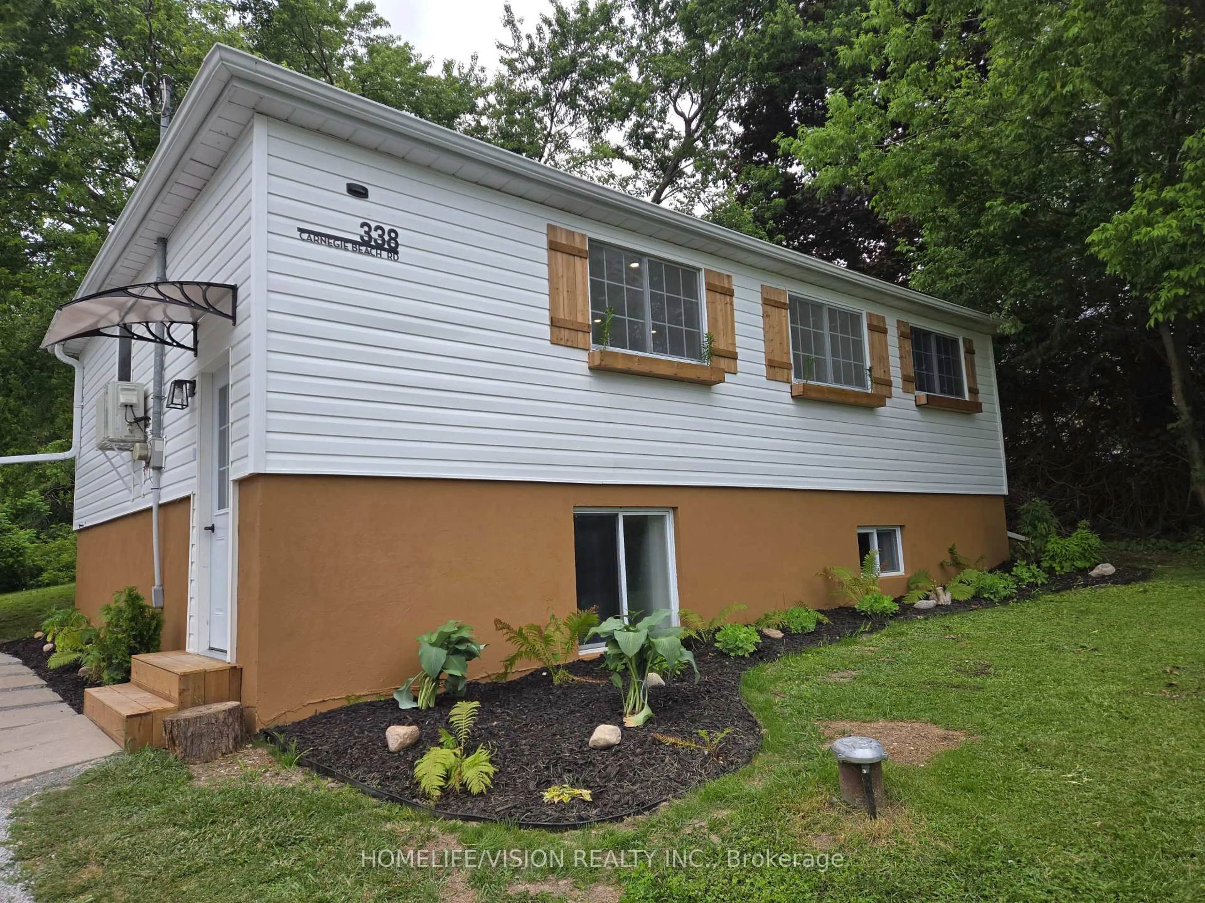 Home with vinyl exterior material, street for 338 Carnegie Beach Rd, Scugog Ontario L9L 1B6