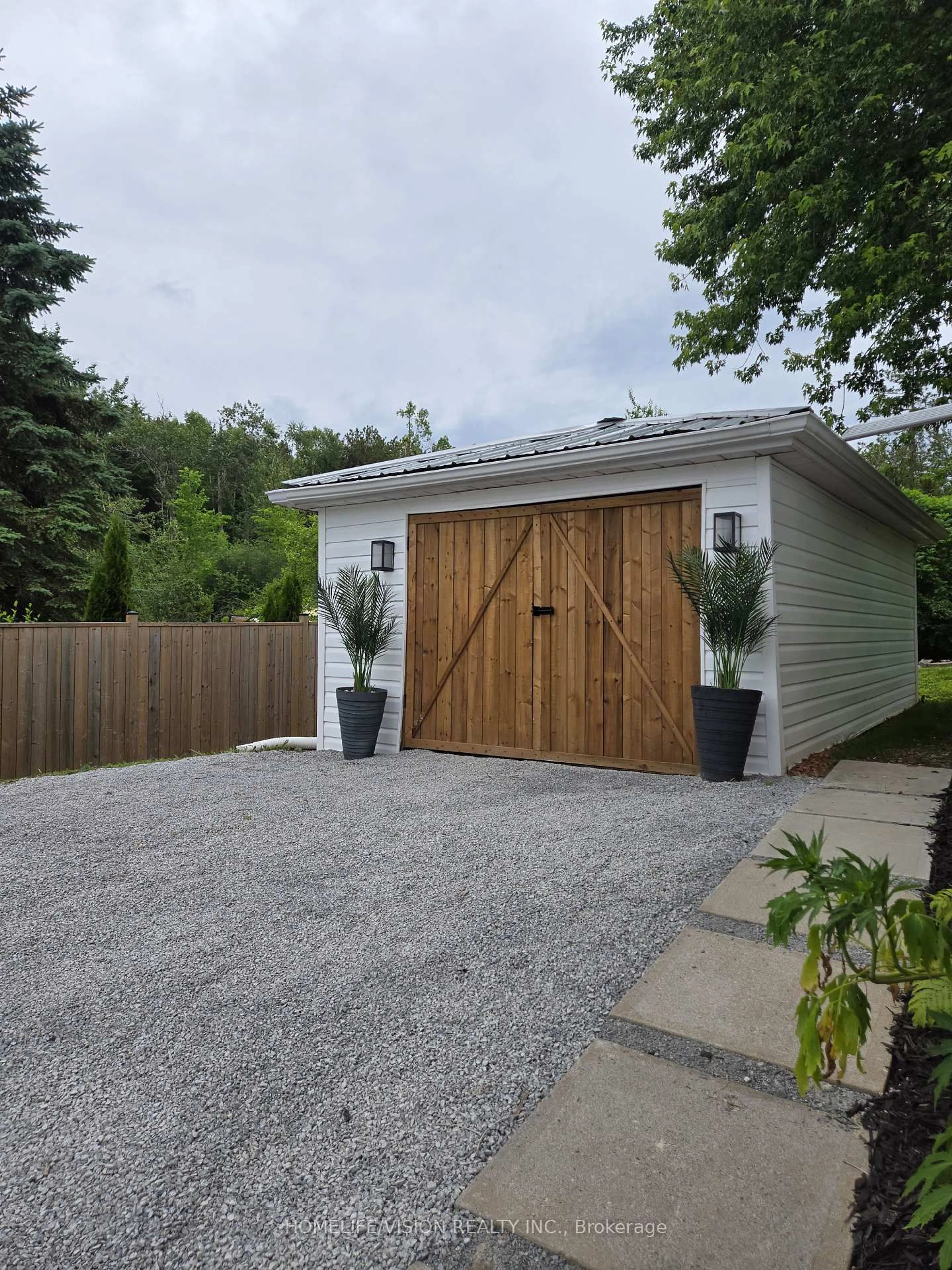 Indoor garage for 338 Carnegie Beach Rd, Scugog Ontario L9L 1B6