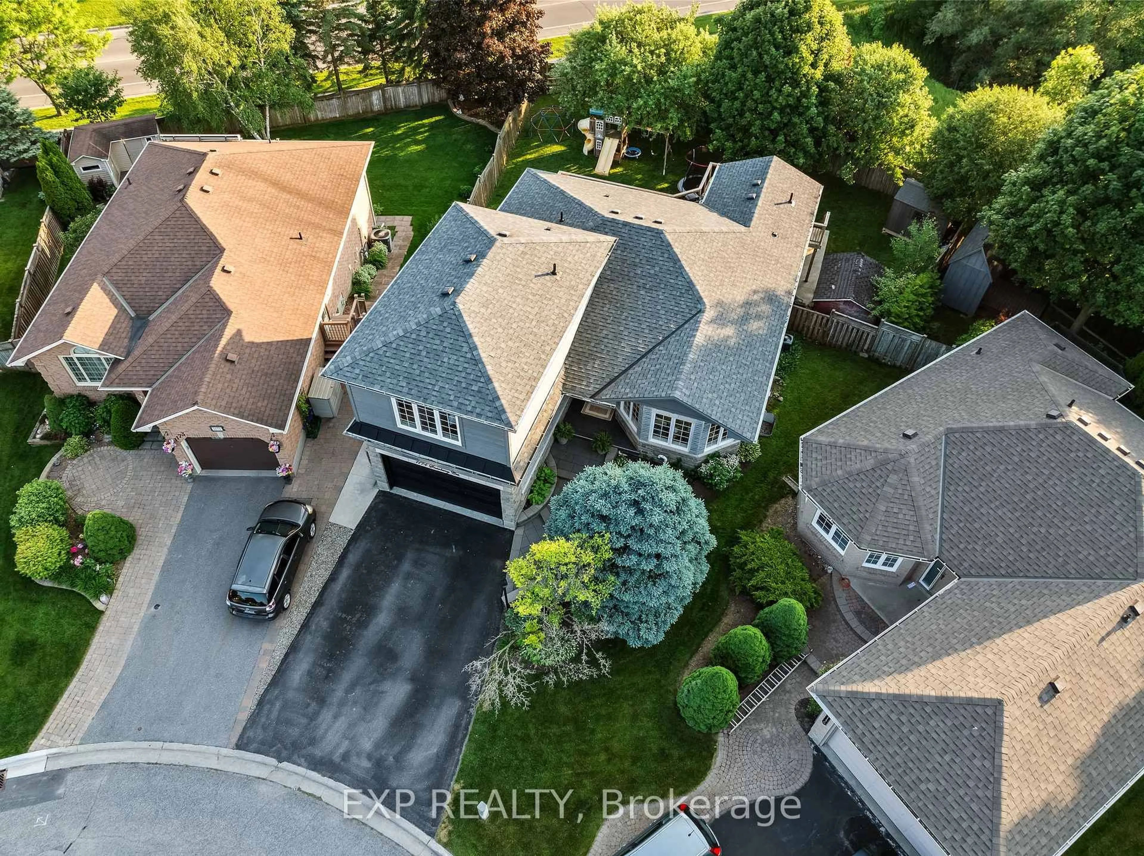 A pic from outside/outdoor area/front of a property/back of a property/a pic from drone, street for 1174 Snowberry Crt, Oshawa Ontario L1K 2J3