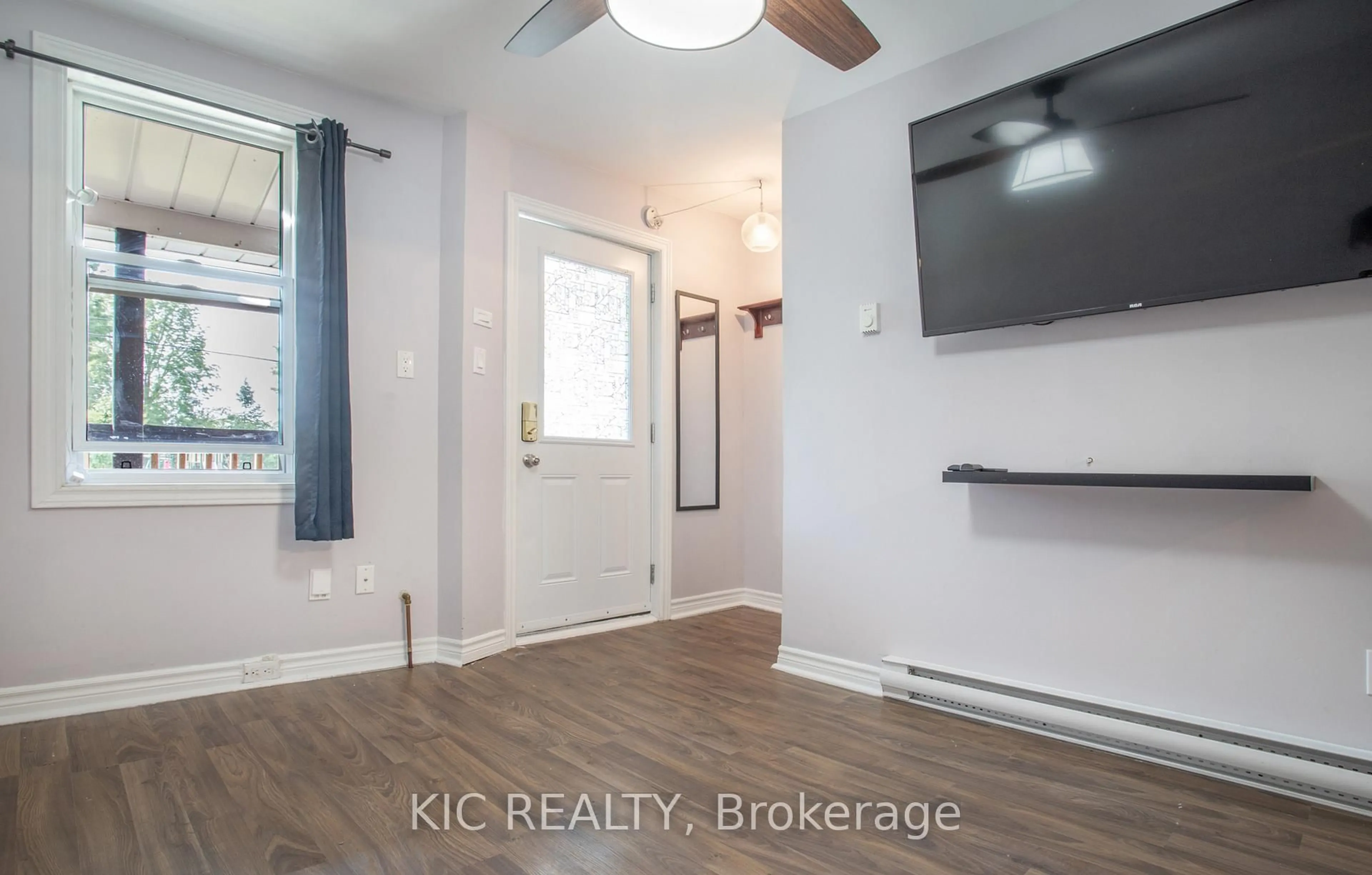 A pic of a room for 112 1/2 Olive Ave, Oshawa Ontario L1H 2P2