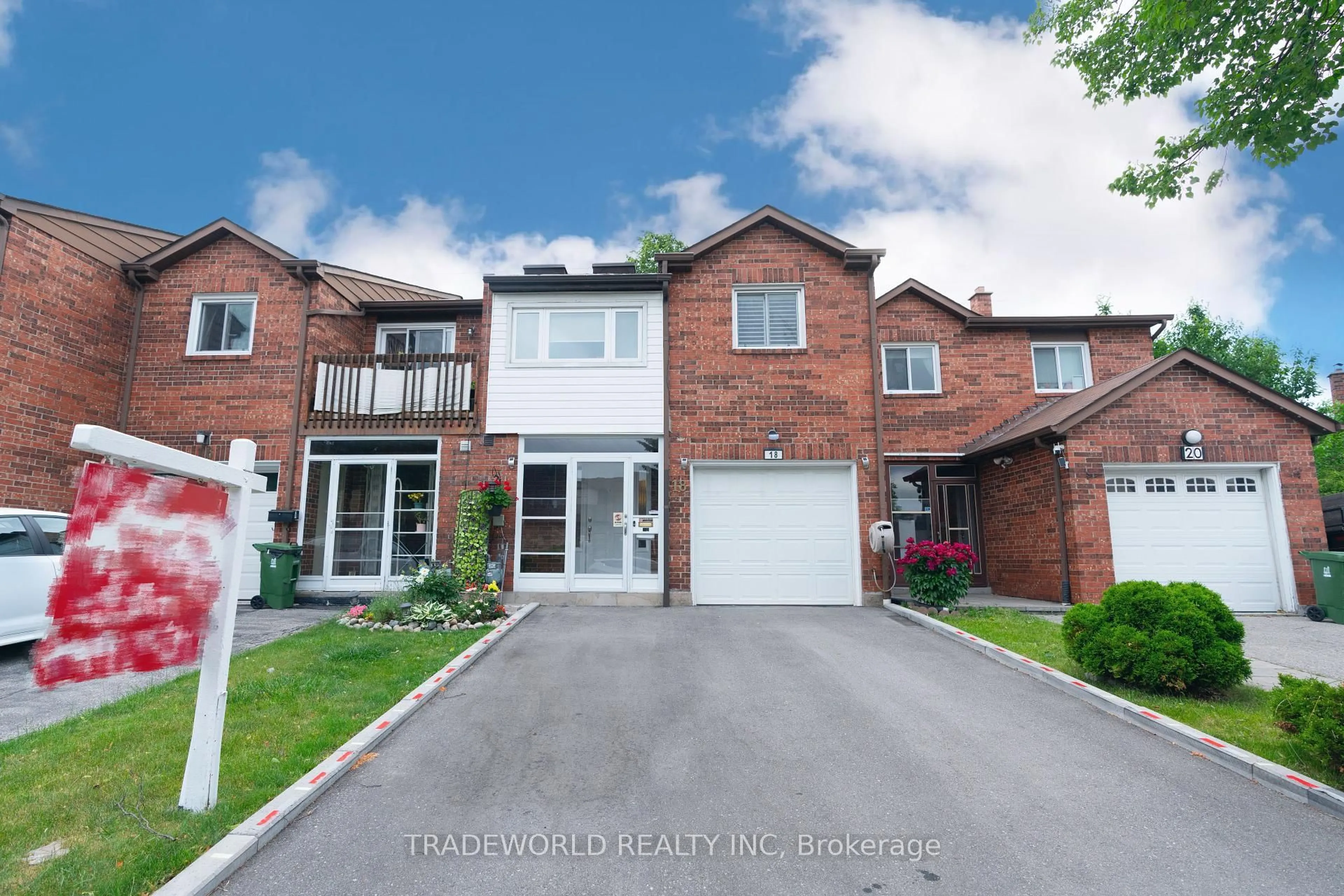 A pic from outside/outdoor area/front of a property/back of a property/a pic from drone, street for 18 Carl Cres, Toronto Ontario M1W 3R2