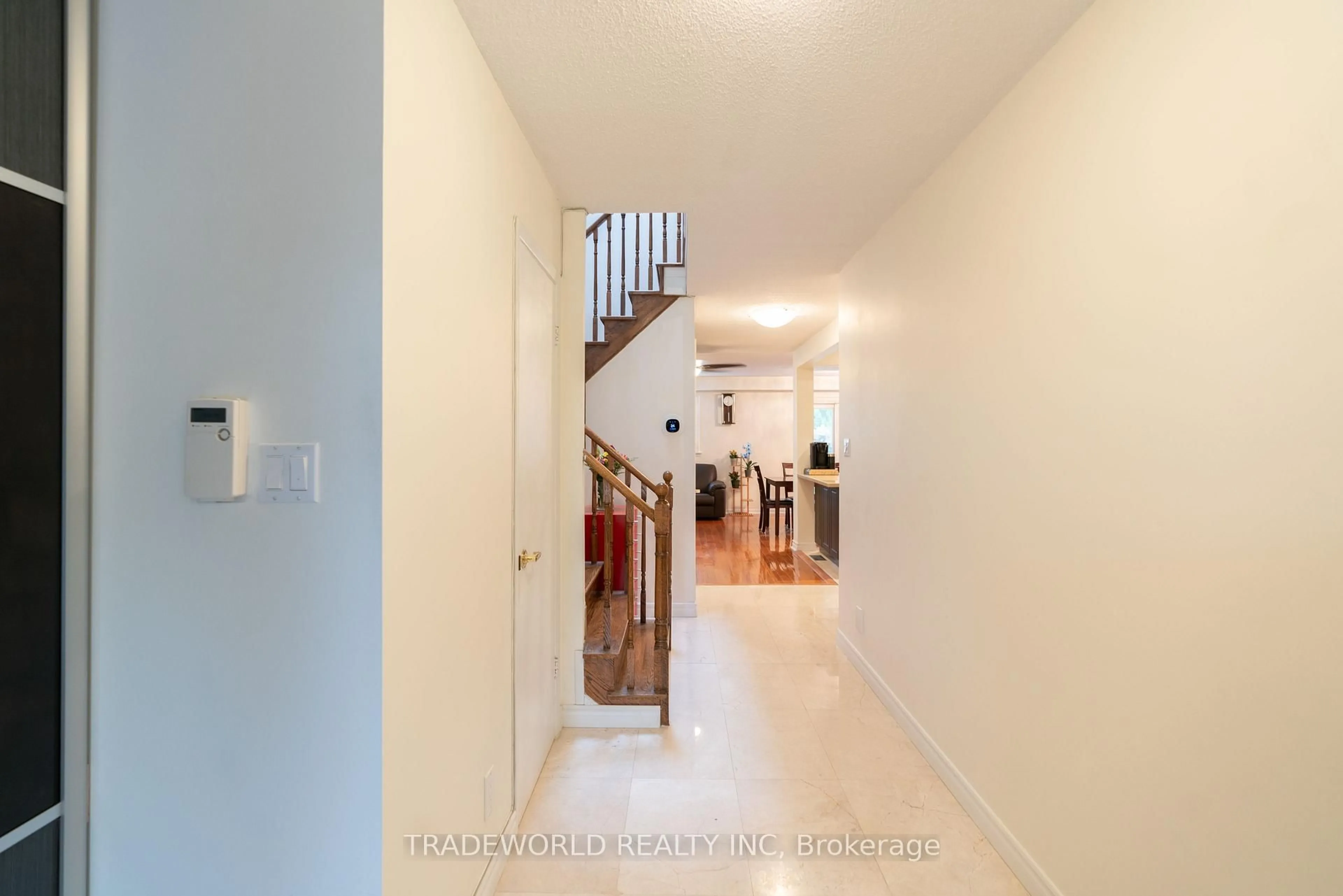 Indoor foyer for 18 Carl Cres, Toronto Ontario M1W 3R2