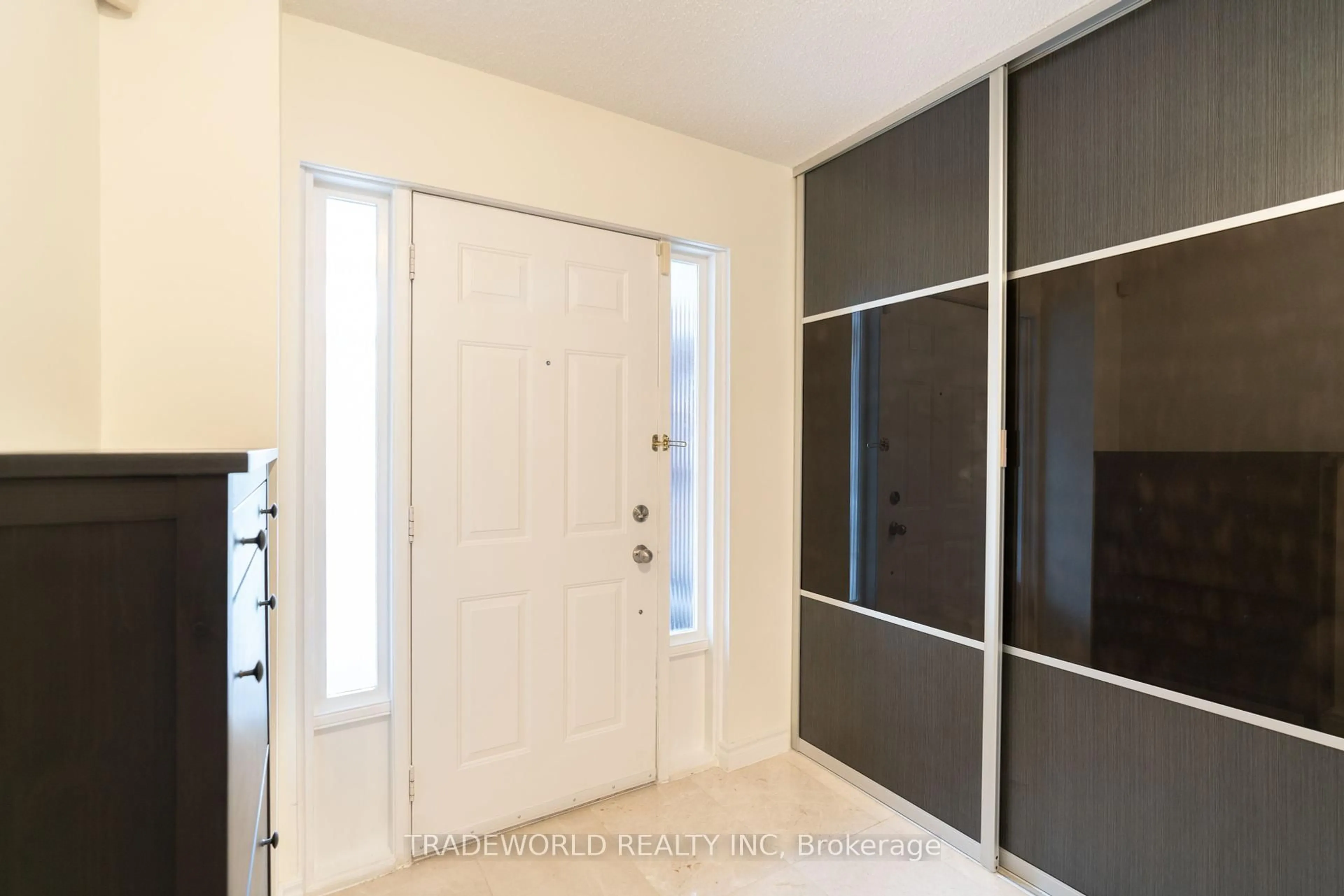 Indoor entryway for 18 Carl Cres, Toronto Ontario M1W 3R2