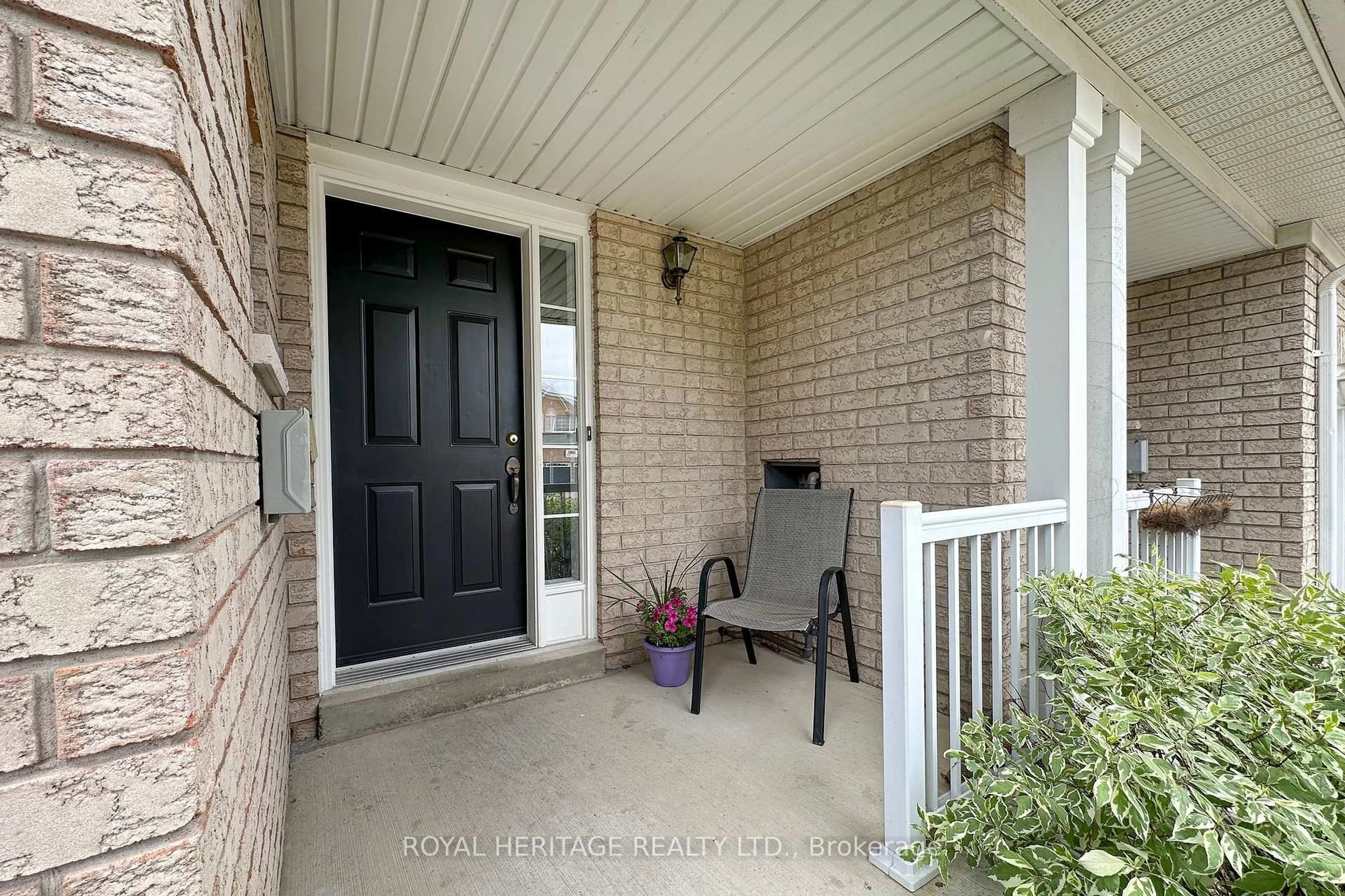 Indoor entryway for 7 Fawcett Ave, Whitby Ontario L1R 2Z4