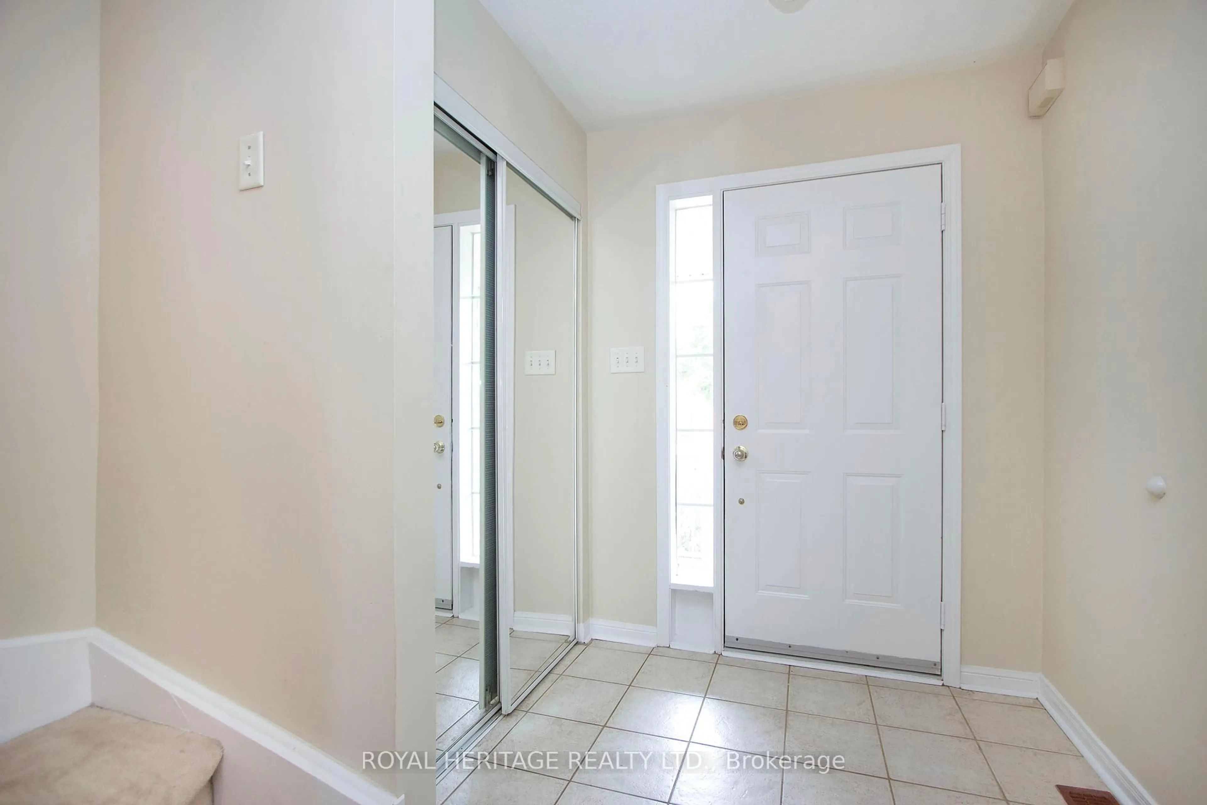 Indoor entryway for 7 Fawcett Ave, Whitby Ontario L1R 2Z4