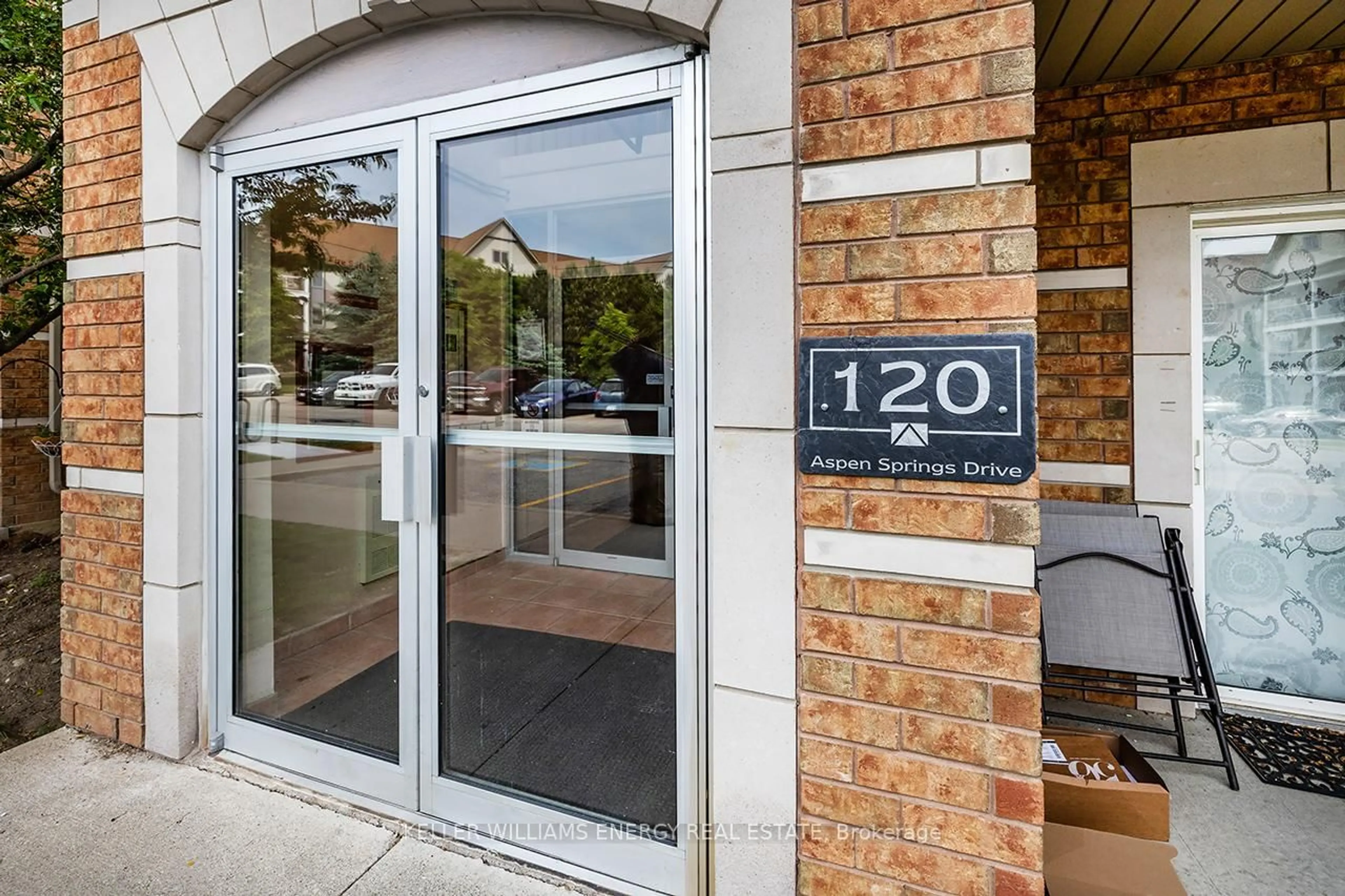 Indoor foyer for 120 Aspen Springs Dr #302, Clarington Ontario L1C 0G7