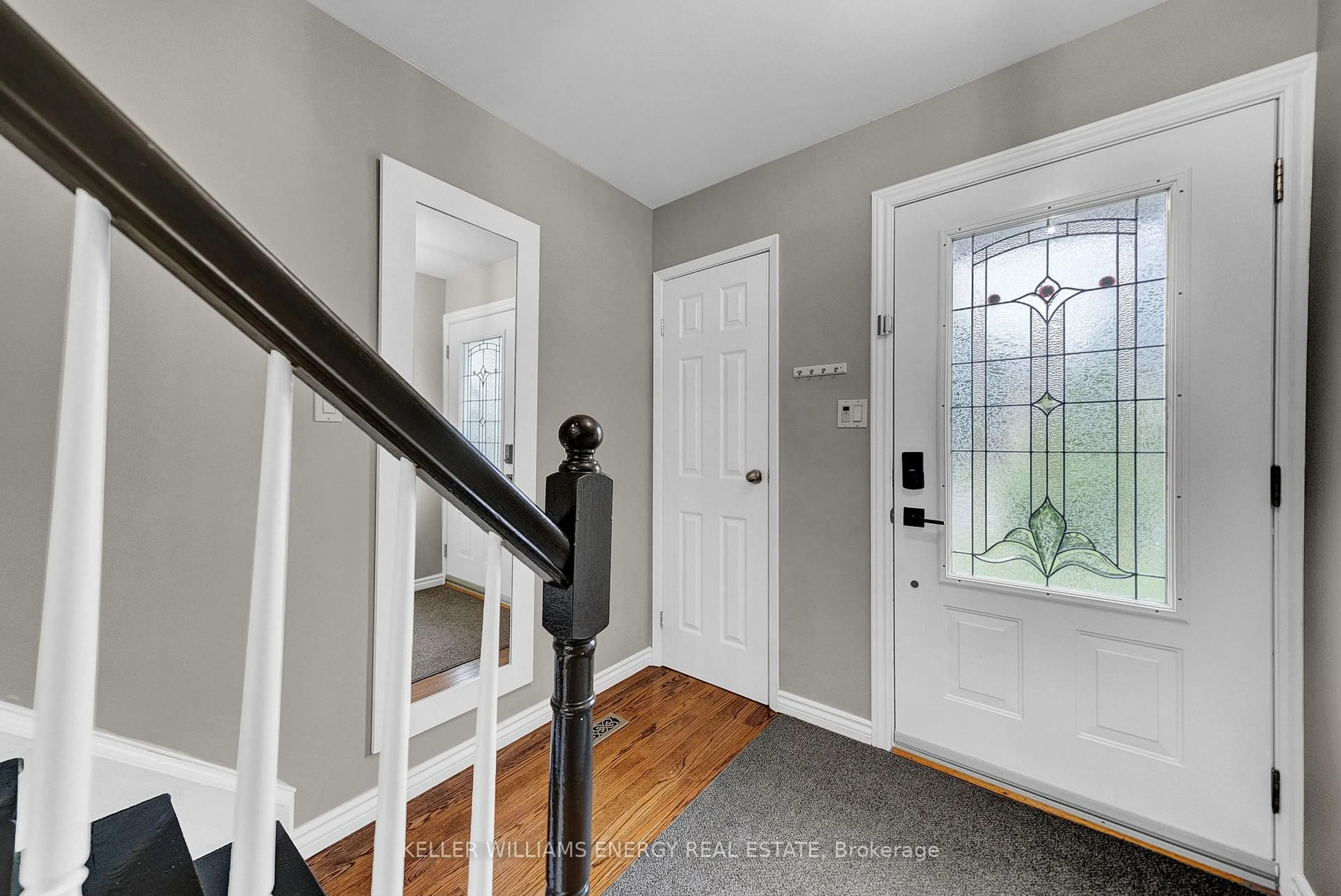 Indoor entryway for 320 Homestead Dr, Oshawa Ontario L1J 6V1