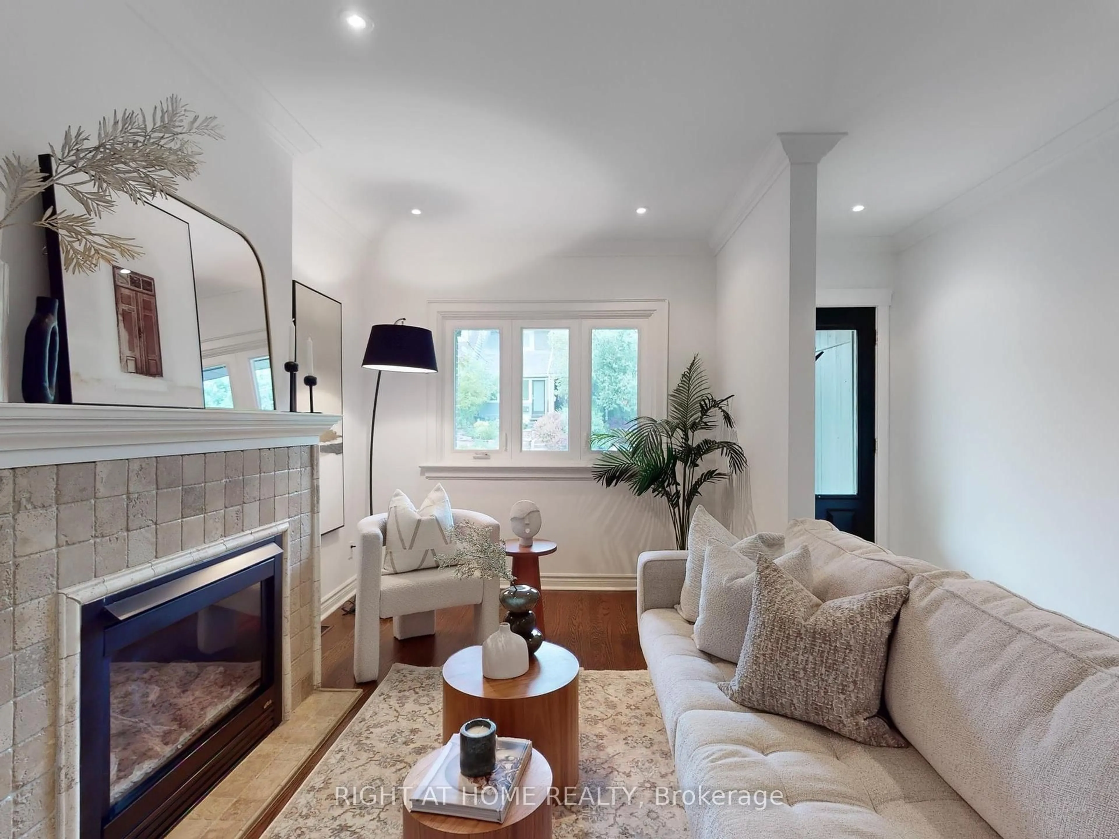 Living room with furniture, unknown for 18 Kingsmount Park Rd, Toronto Ontario M4L 3L1