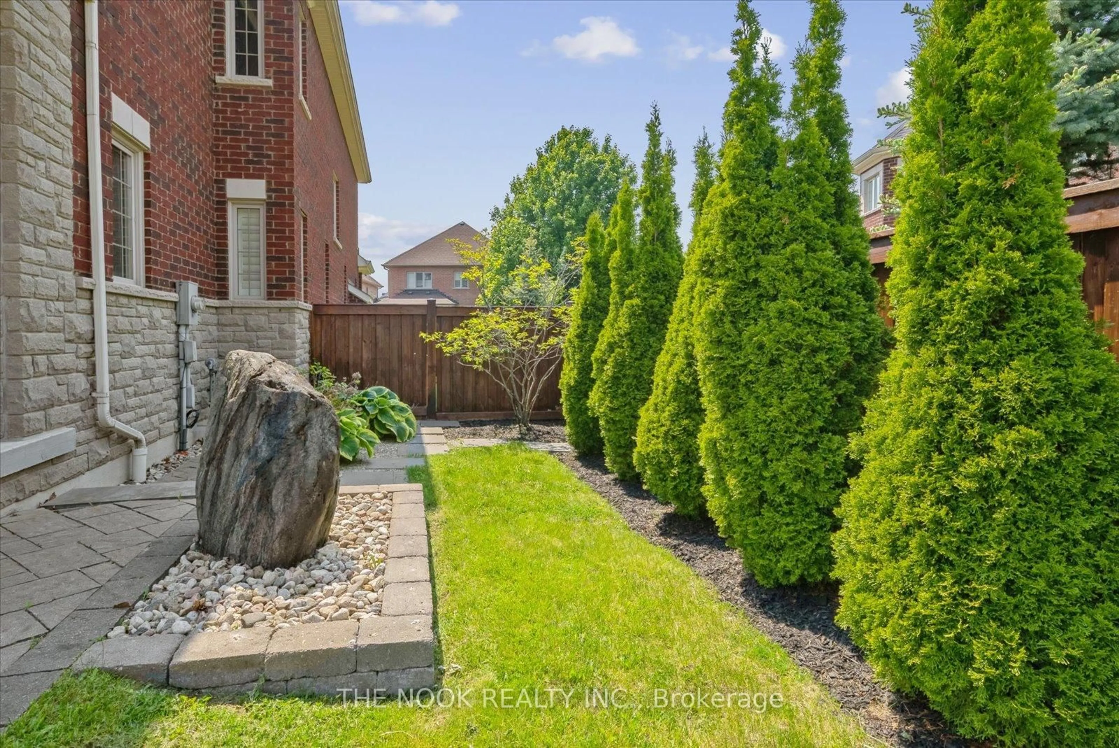 Unknown for 10 Heathfield St, Whitby Ontario L1R 0L1