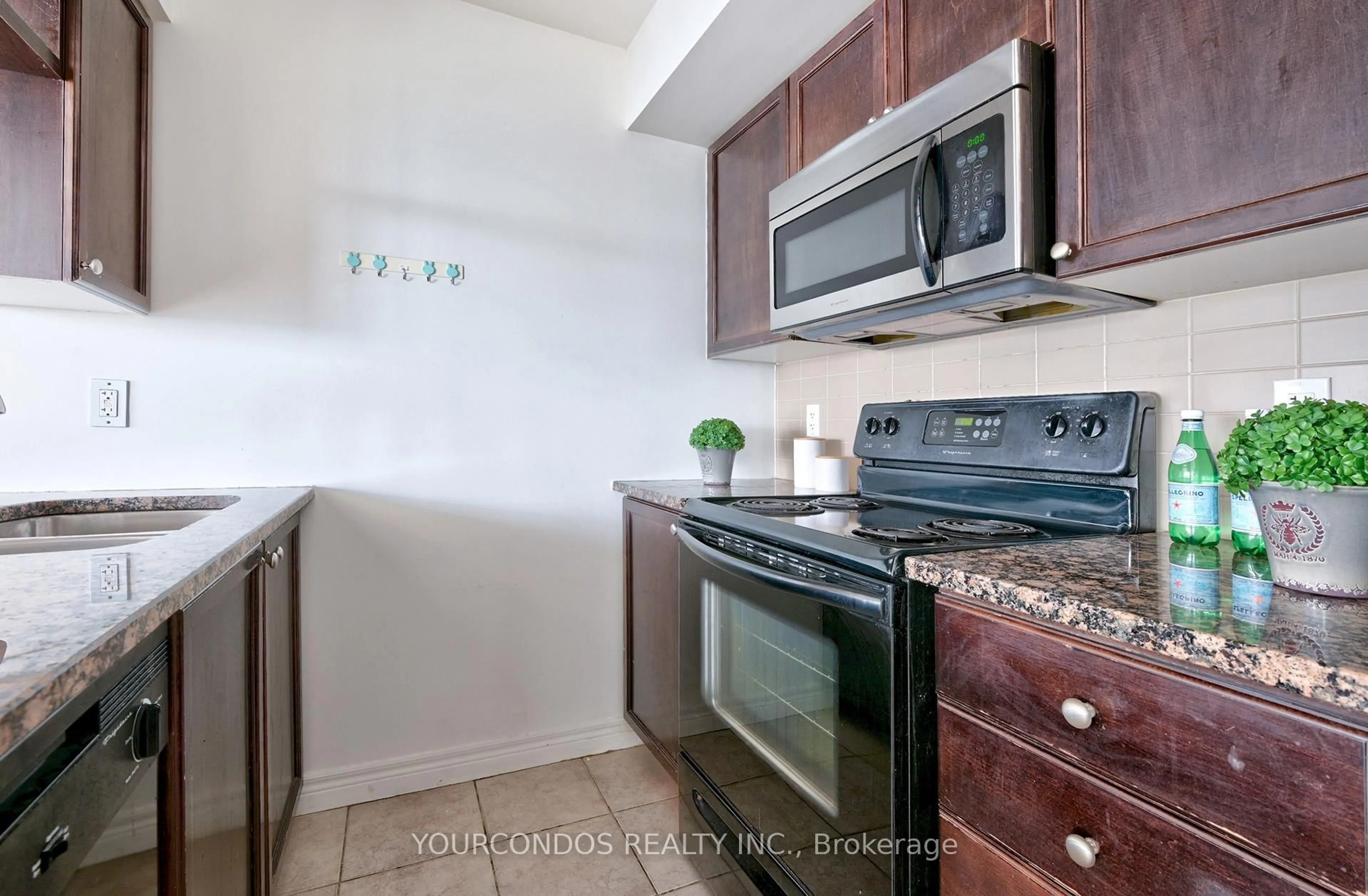 Standard kitchen, ceramic/tile floor for 60 Town Centre Crt #1209, Toronto Ontario M1P 0B1