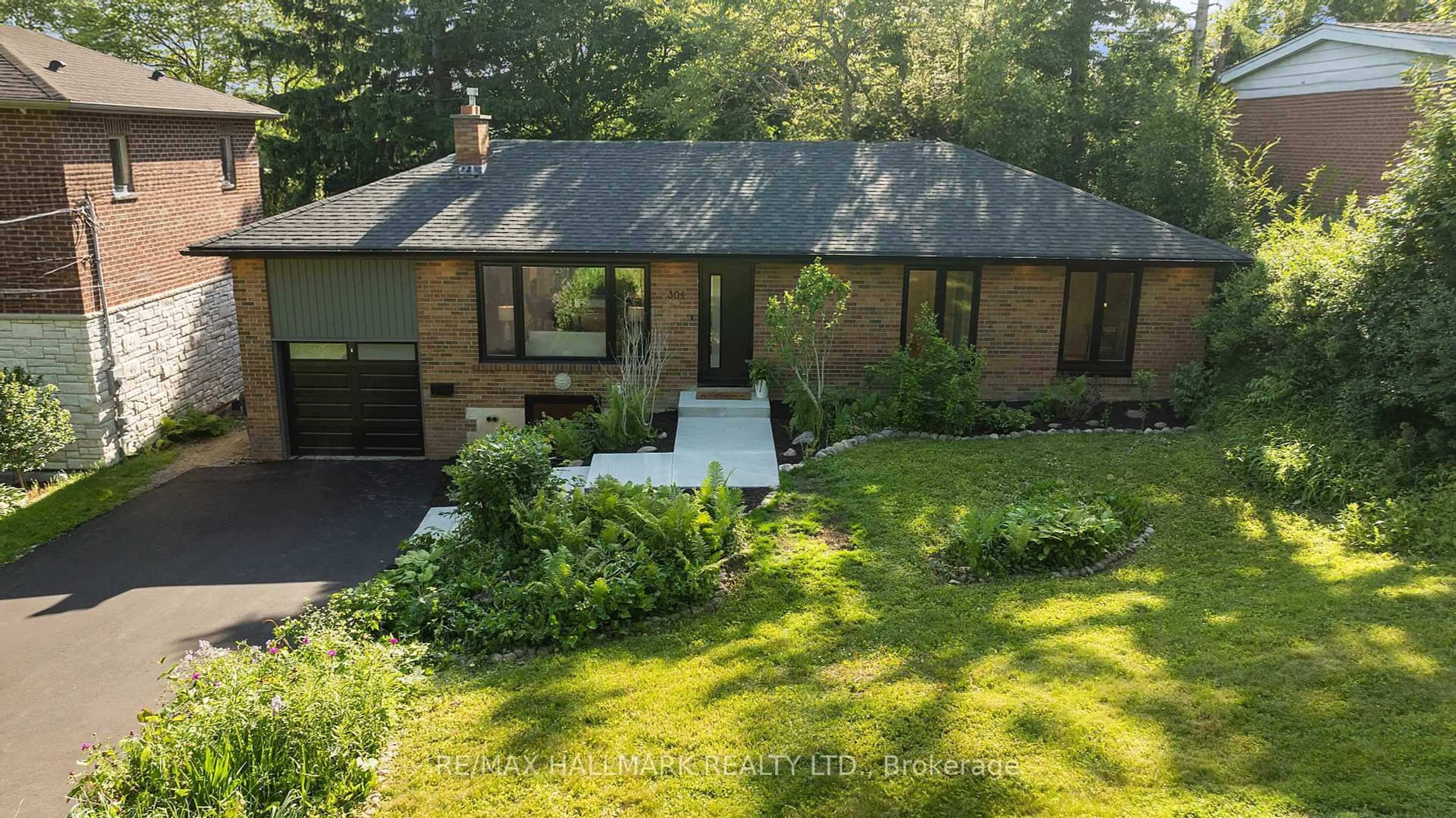 A pic from outside/outdoor area/front of a property/back of a property/a pic from drone, unknown for 304 East Ave, Toronto Ontario M1C 2W4