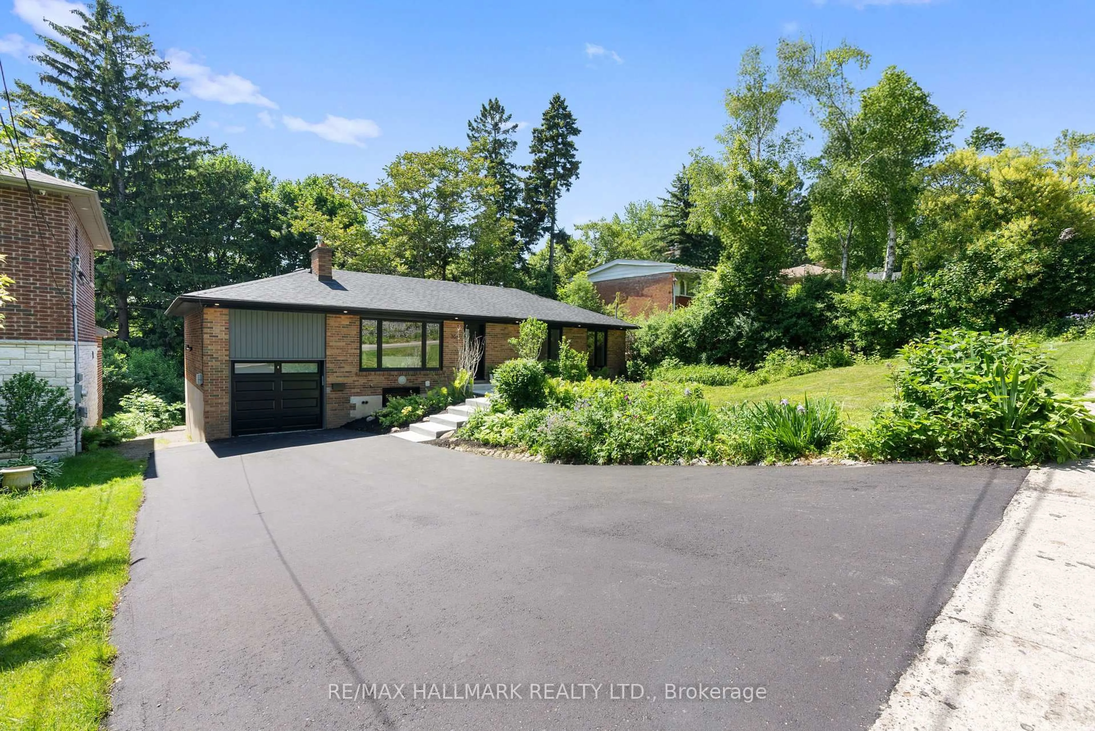 A pic from outside/outdoor area/front of a property/back of a property/a pic from drone, street for 304 East Ave, Toronto Ontario M1C 2W4