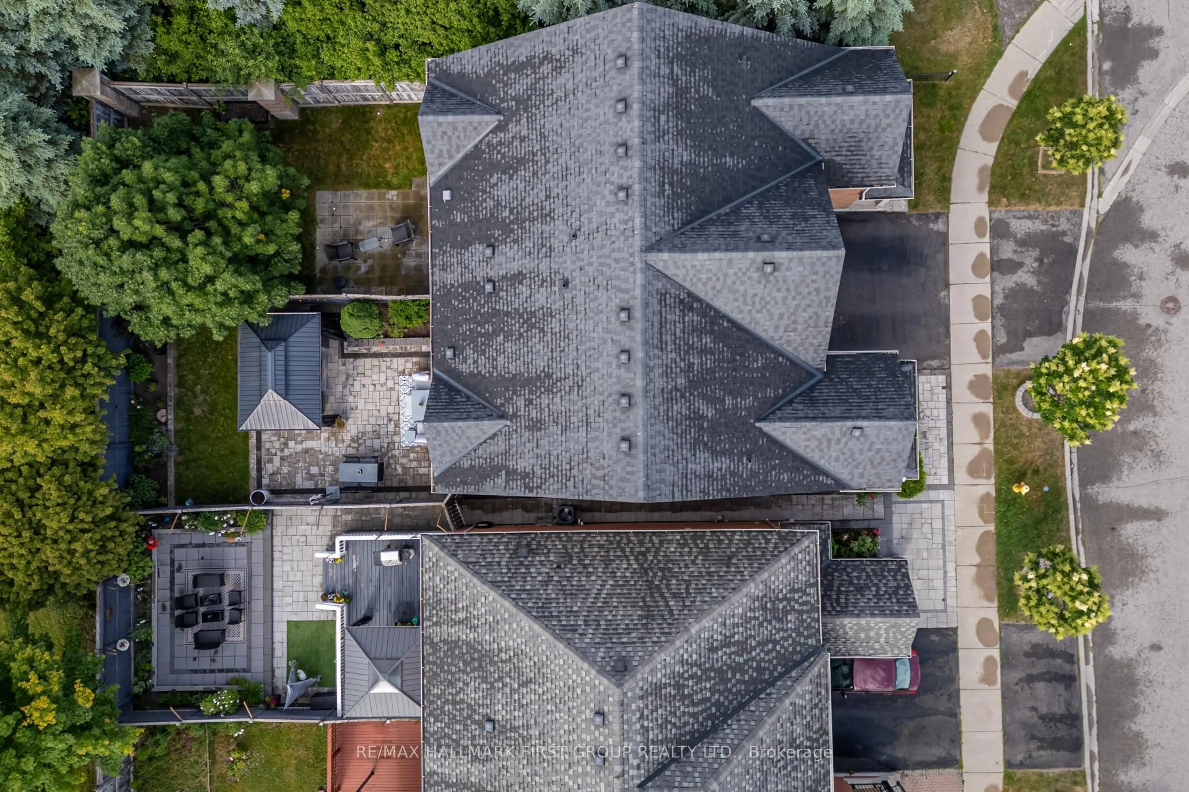 A pic from outside/outdoor area/front of a property/back of a property/a pic from drone, street for 46 Tansley Cres, Ajax Ontario L1Z 1Y6