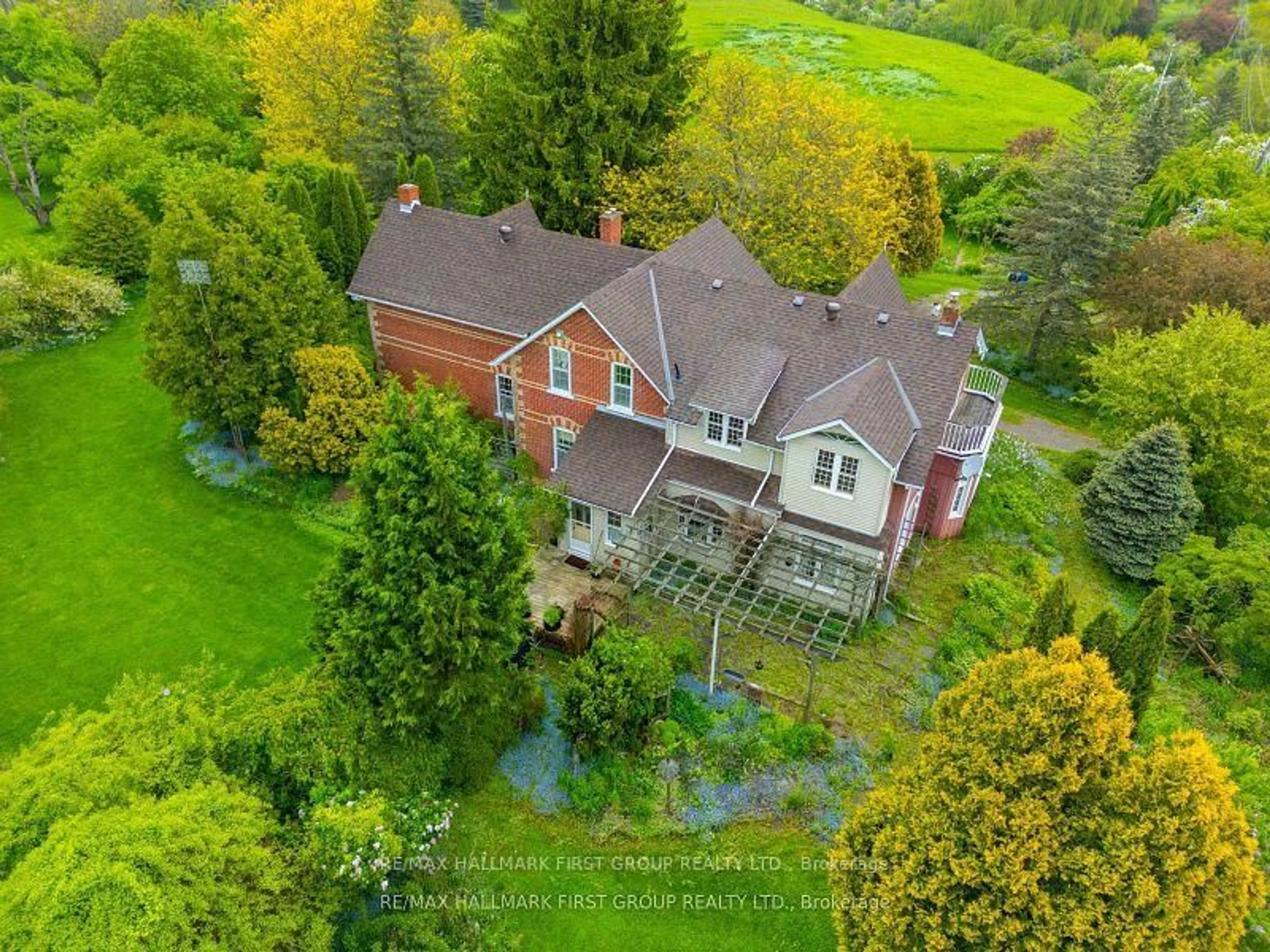 A pic from outside/outdoor area/front of a property/back of a property/a pic from drone, unknown for 4870 Sideline 6 Rd, Pickering Ontario L1Y 0A6