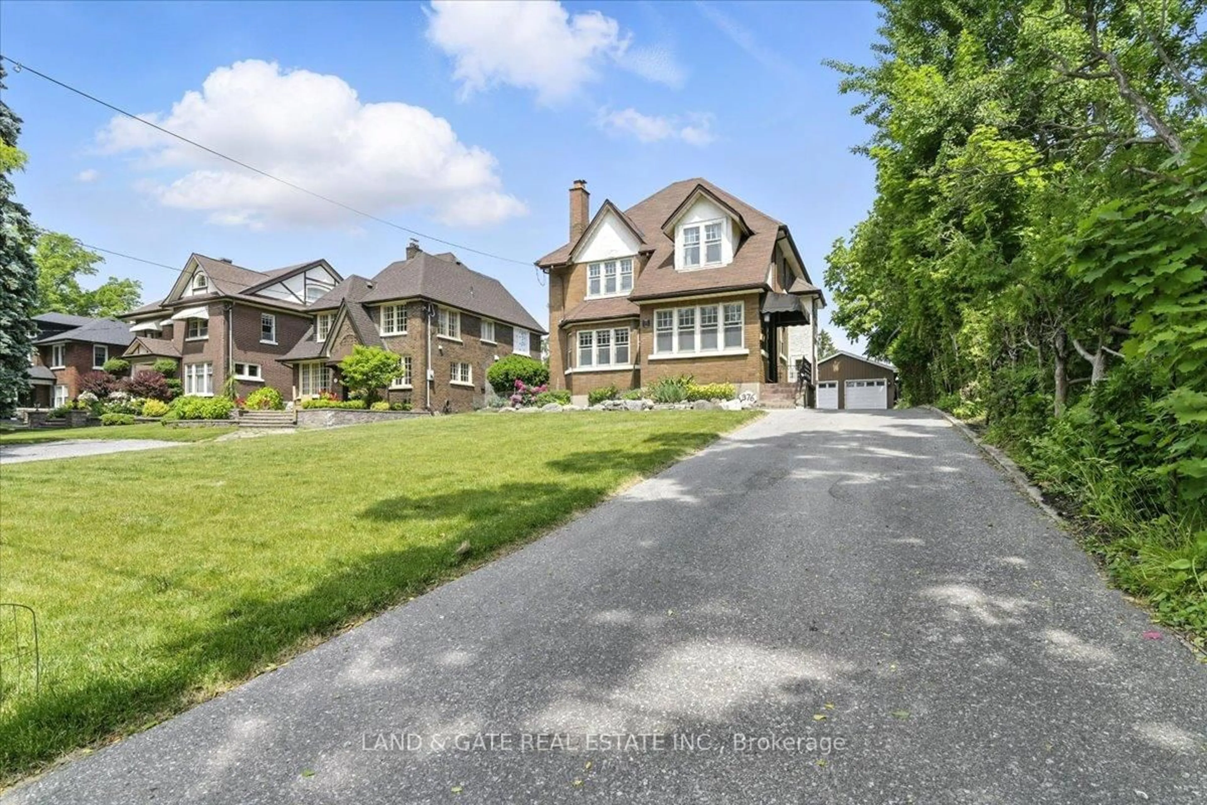 A pic from outside/outdoor area/front of a property/back of a property/a pic from drone, street for 376 King St, Oshawa Ontario L1H 1E2
