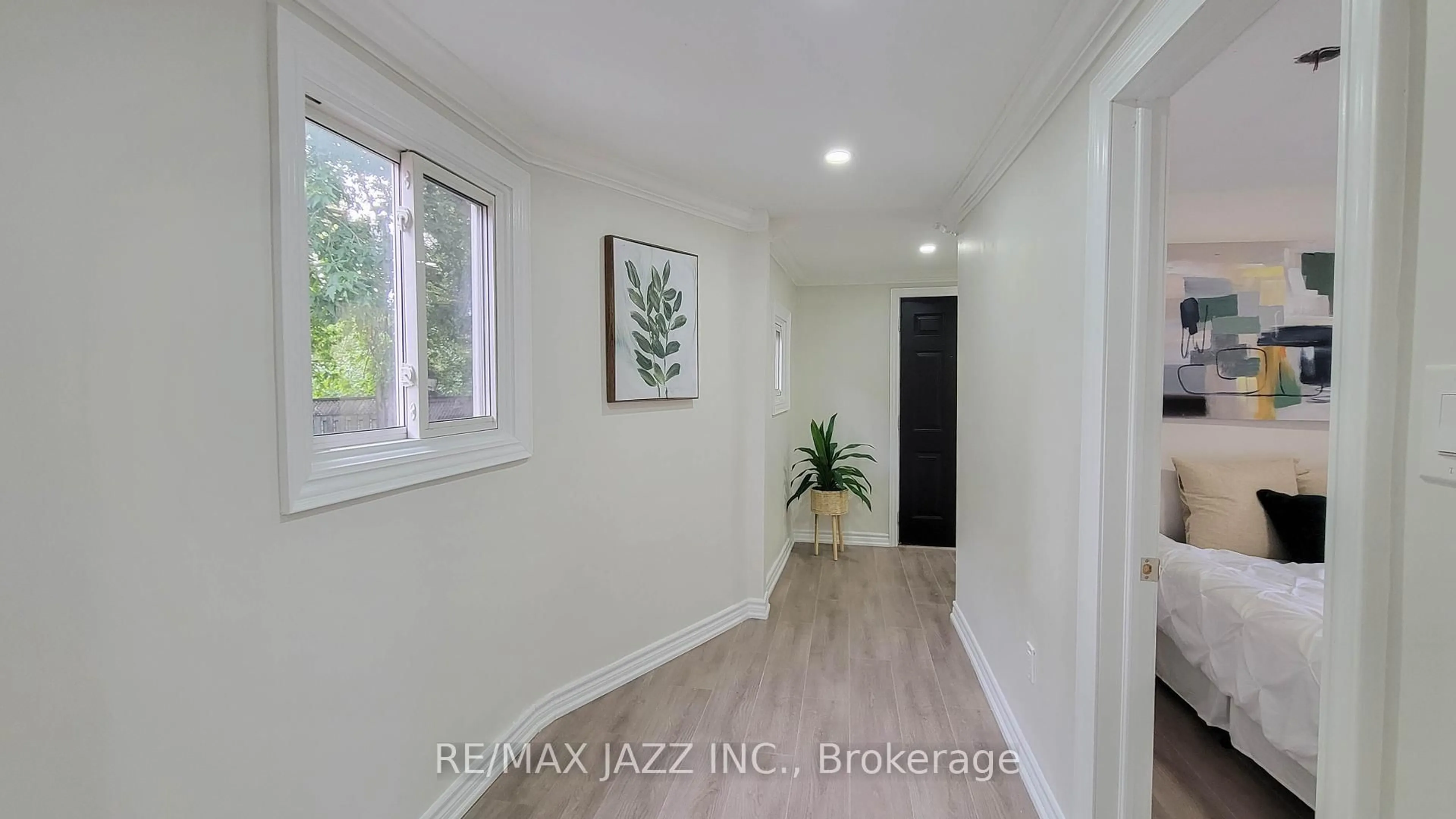 Indoor entryway for 7 Maple St, Oshawa Ontario L1H 2L6