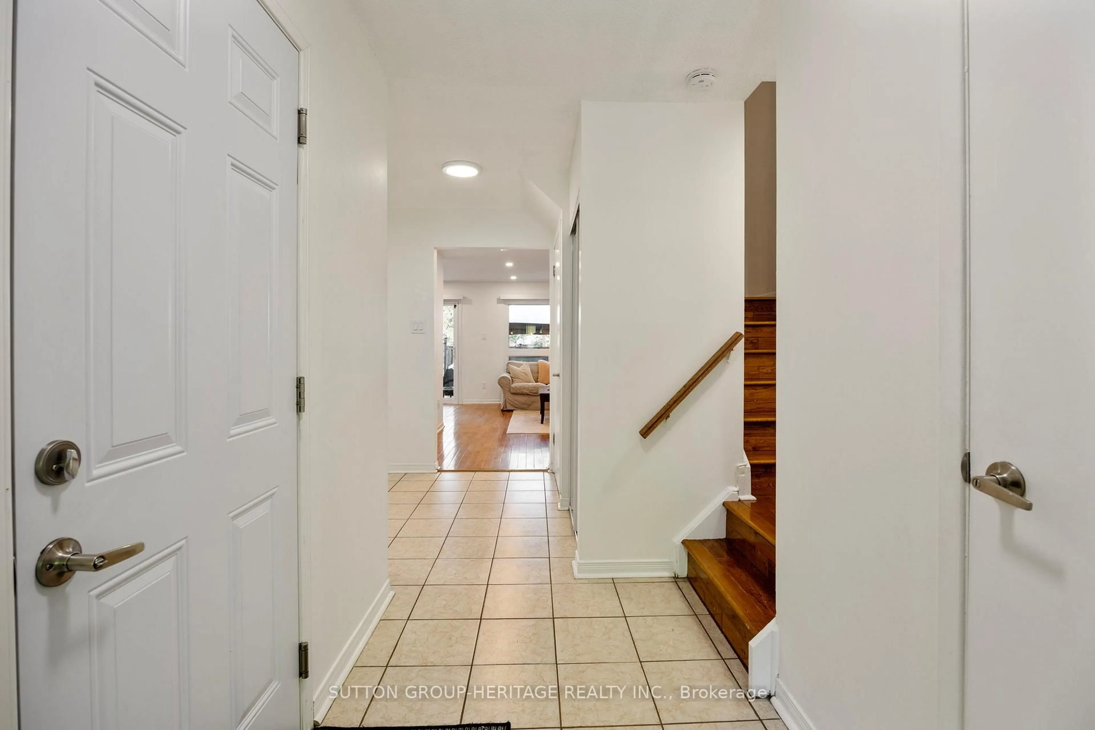 Indoor foyer for 40 Dundalk Dr #64, Toronto Ontario M1P 4S3