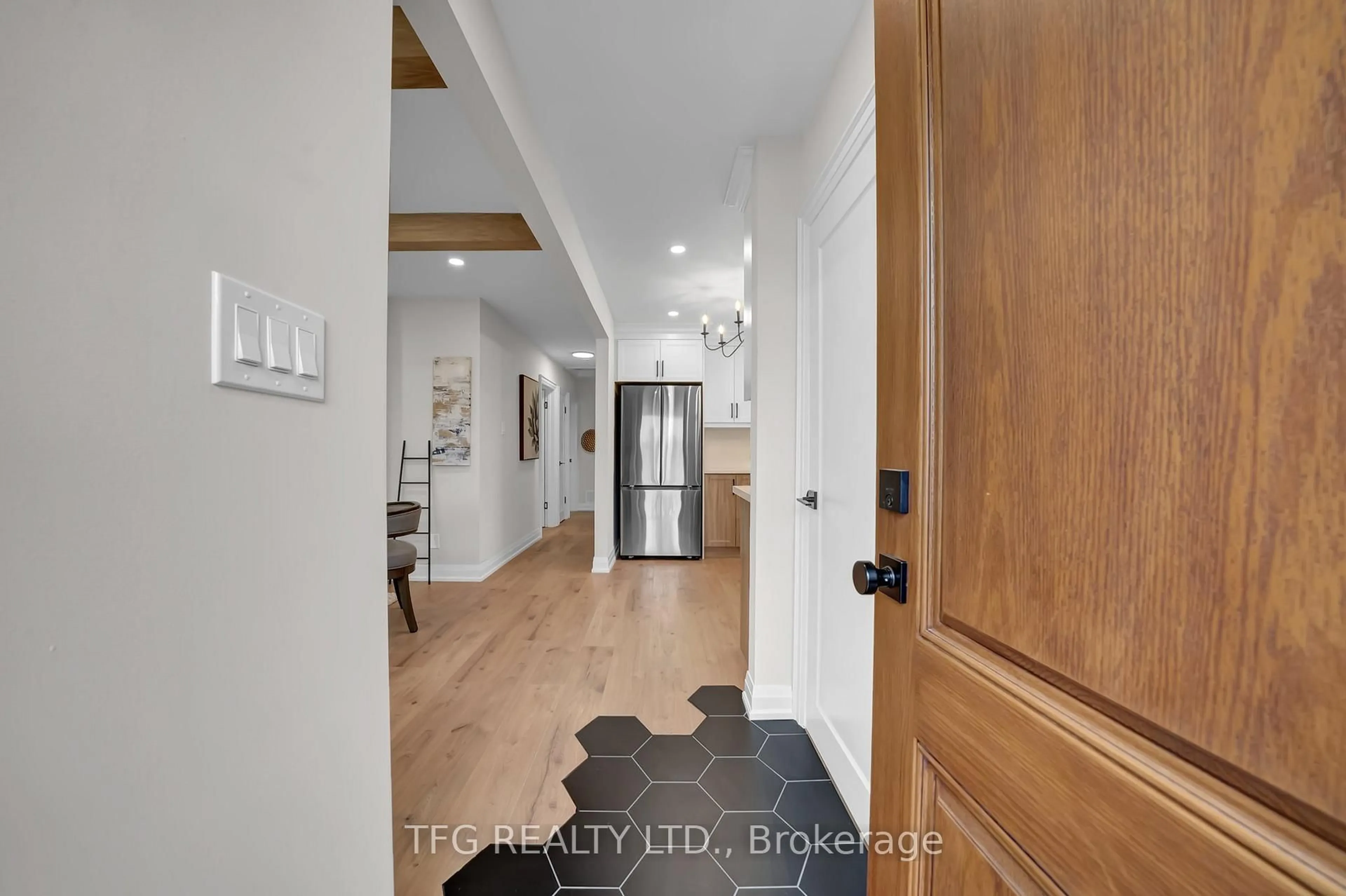 Indoor entryway for 571 Stevenson Rd, Oshawa Ontario L1J 5N9