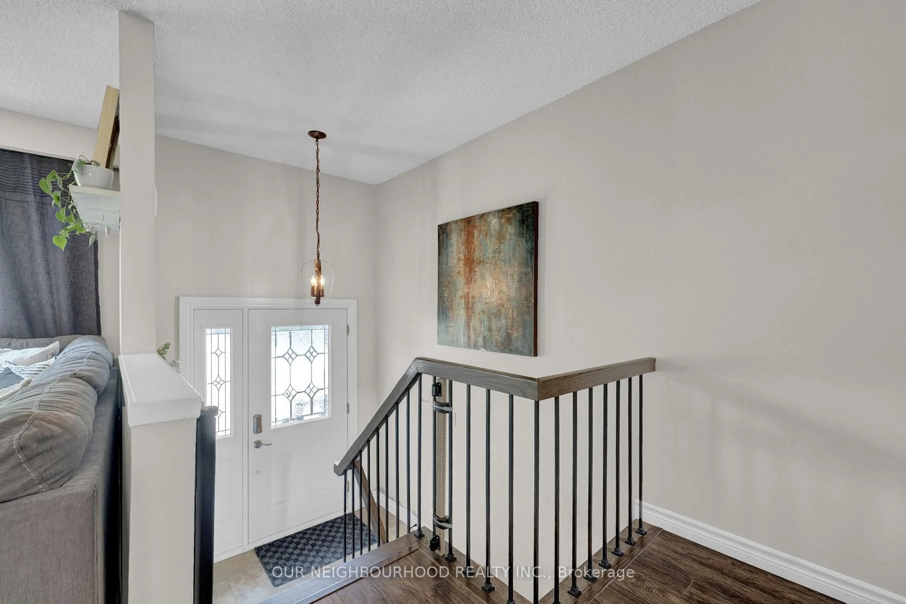Indoor entryway for 8 Chantel Crt, Clarington Ontario L1C 3P4