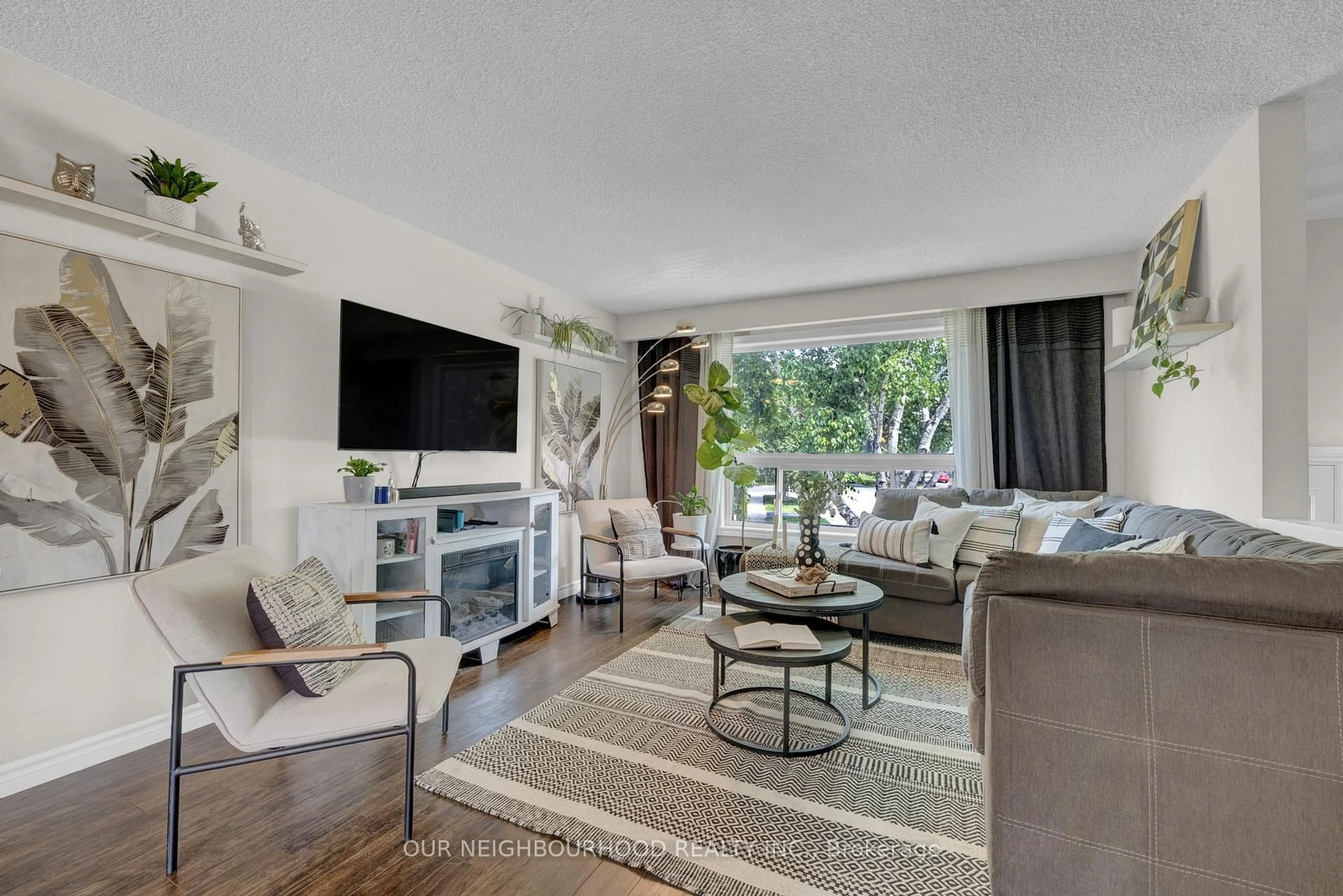 Living room with furniture, unknown for 8 Chantel Crt, Clarington Ontario L1C 3P4